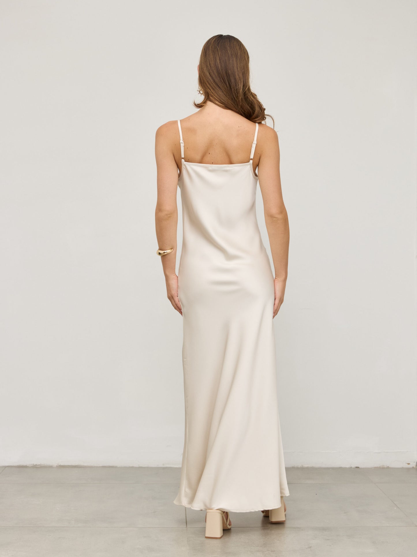 שמלת סאטן מפתח עגול לור | בז'