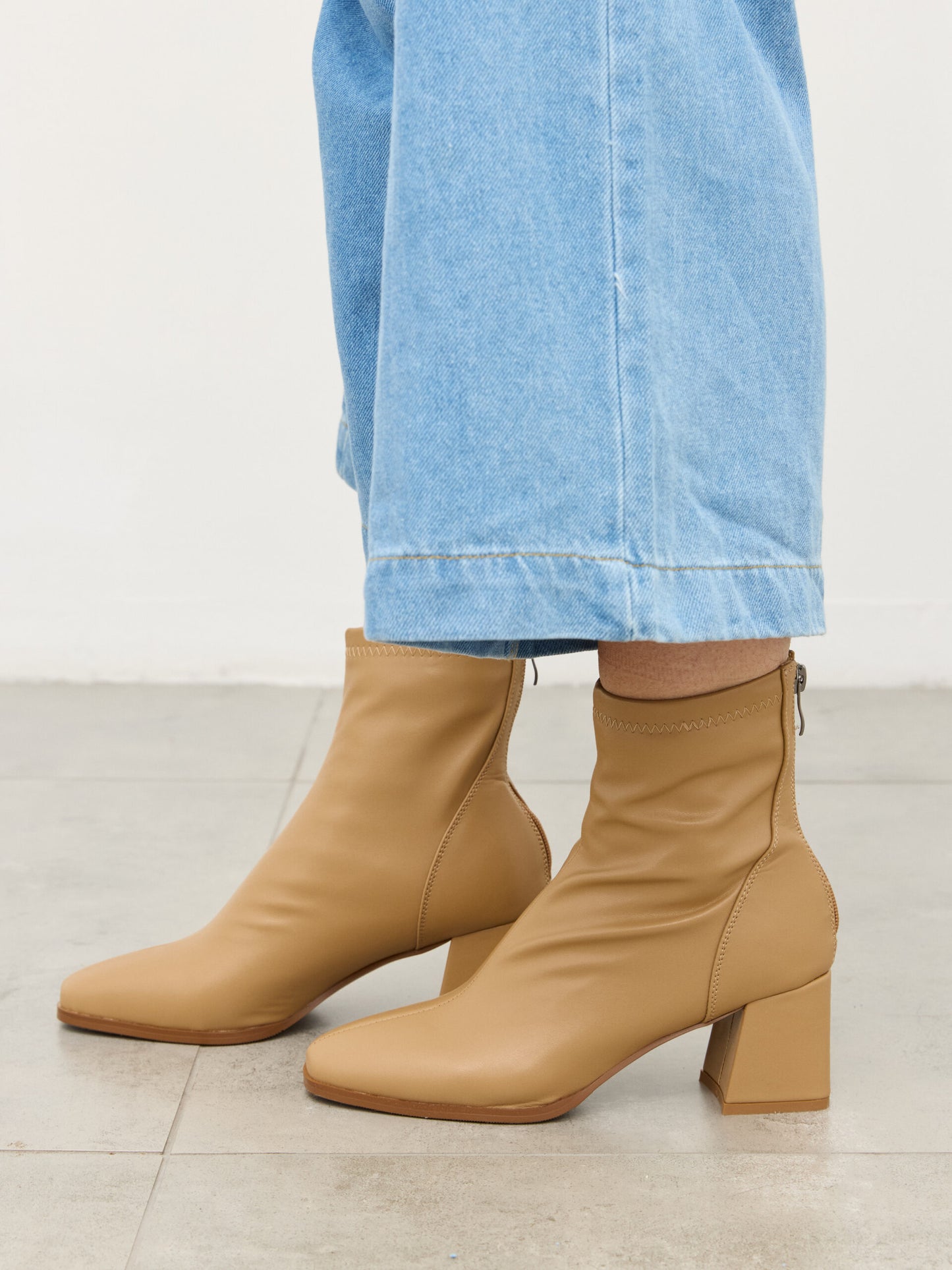 מגפוני עקב מיי | בז'