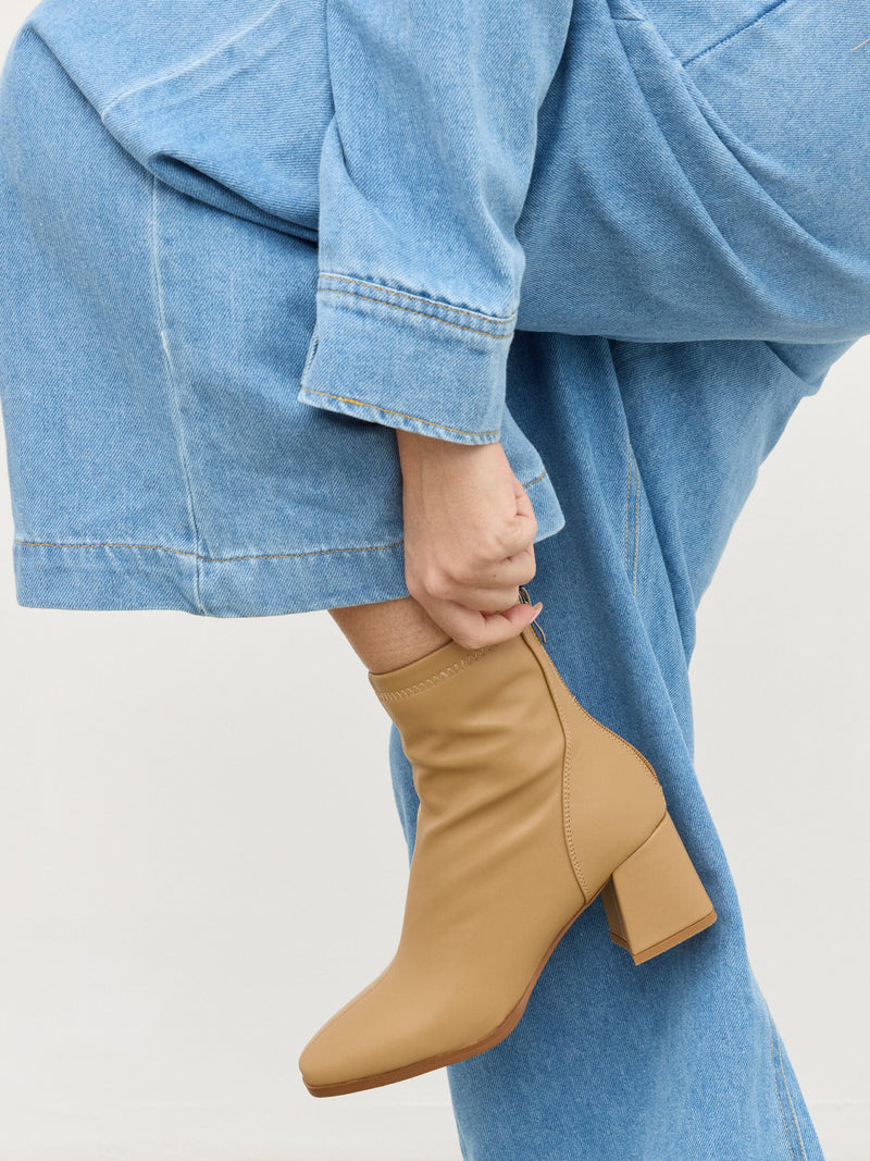 מגפוני עקב מיי | בז'