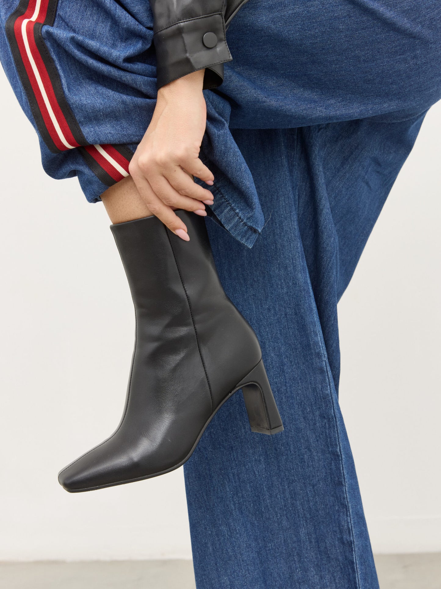 מגפוני עקב אודל | שחור