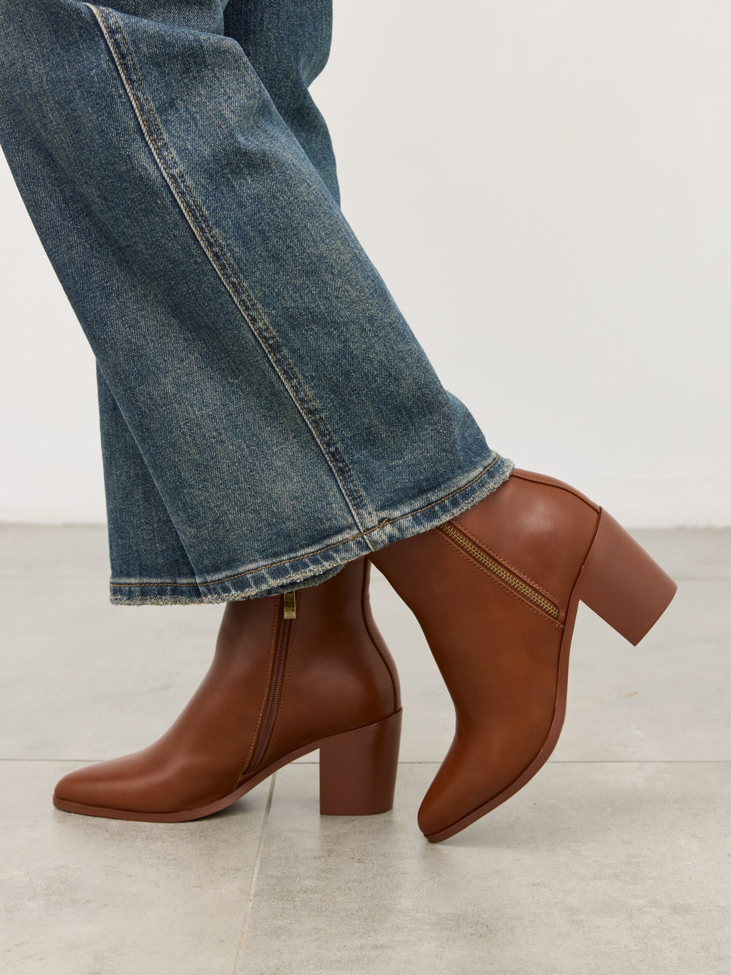 מגפוני עקב שפיץ קורה | קאמל