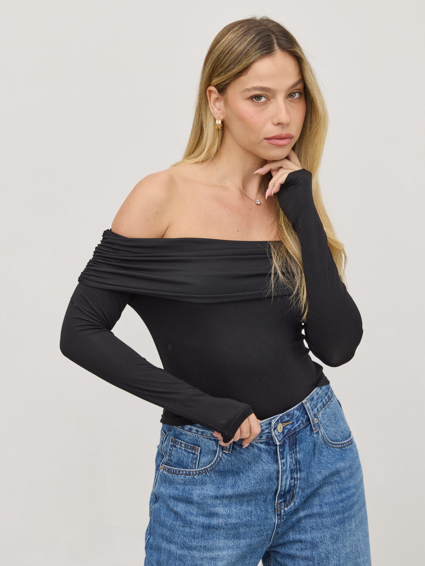 חולצת אוף שולדר לאב | שחור
