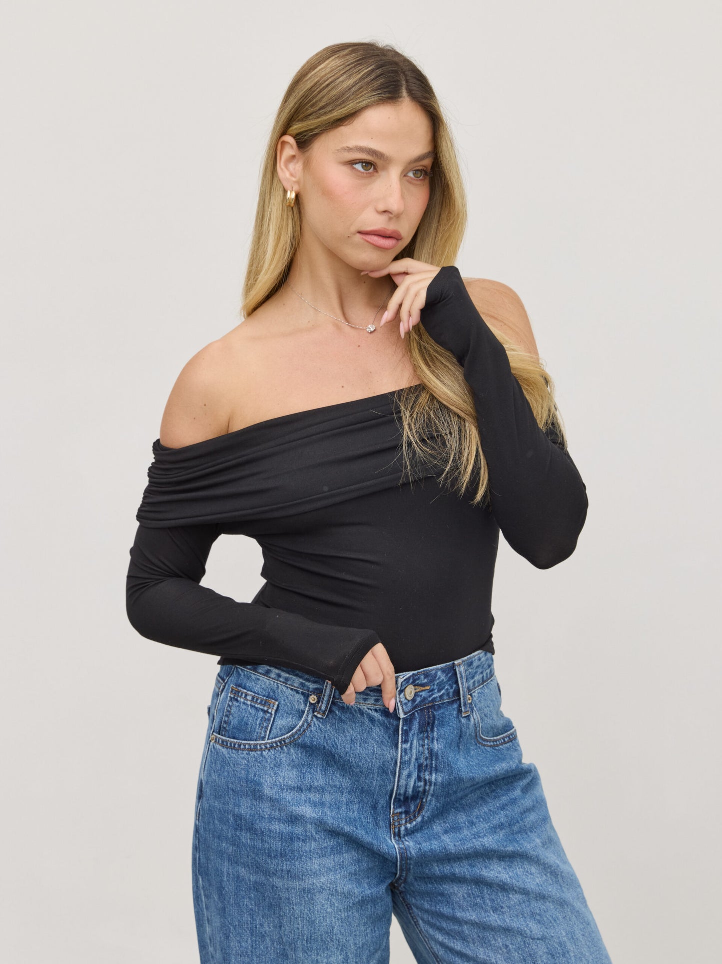 חולצת אוף שולדר לאב | שחור