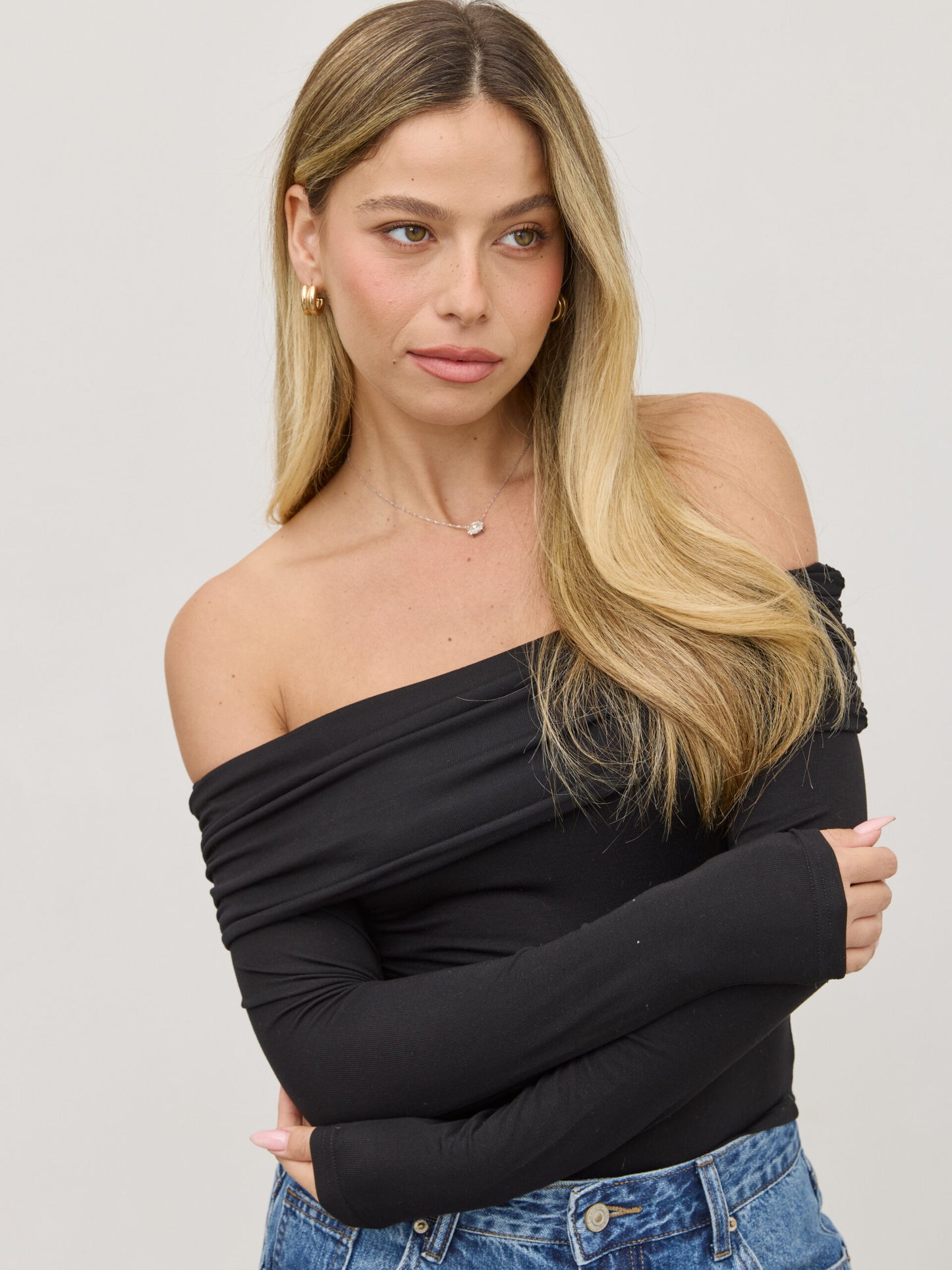 חולצת אוף שולדר לאב | שחור