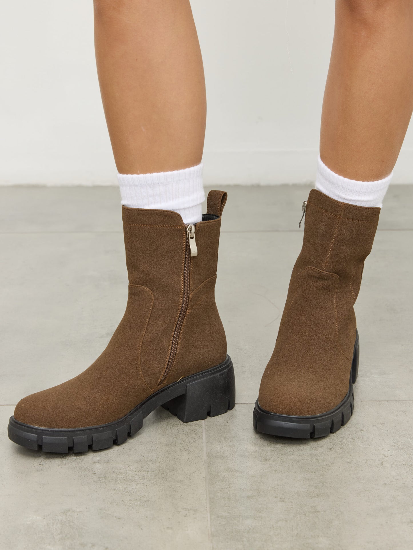 מגפוני טרקטור דמוי זמש ג'ינה | חום