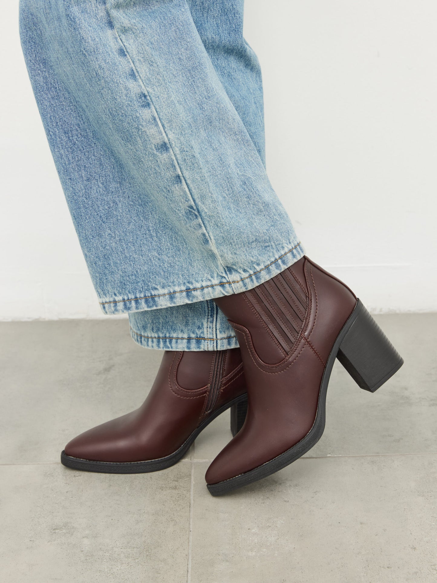 מגפוני עקב שפיץ קארל | בורדו