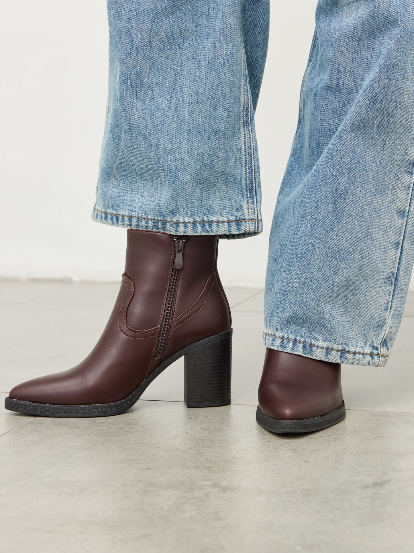 מגפוני עקב שפיץ קארל | בורדו