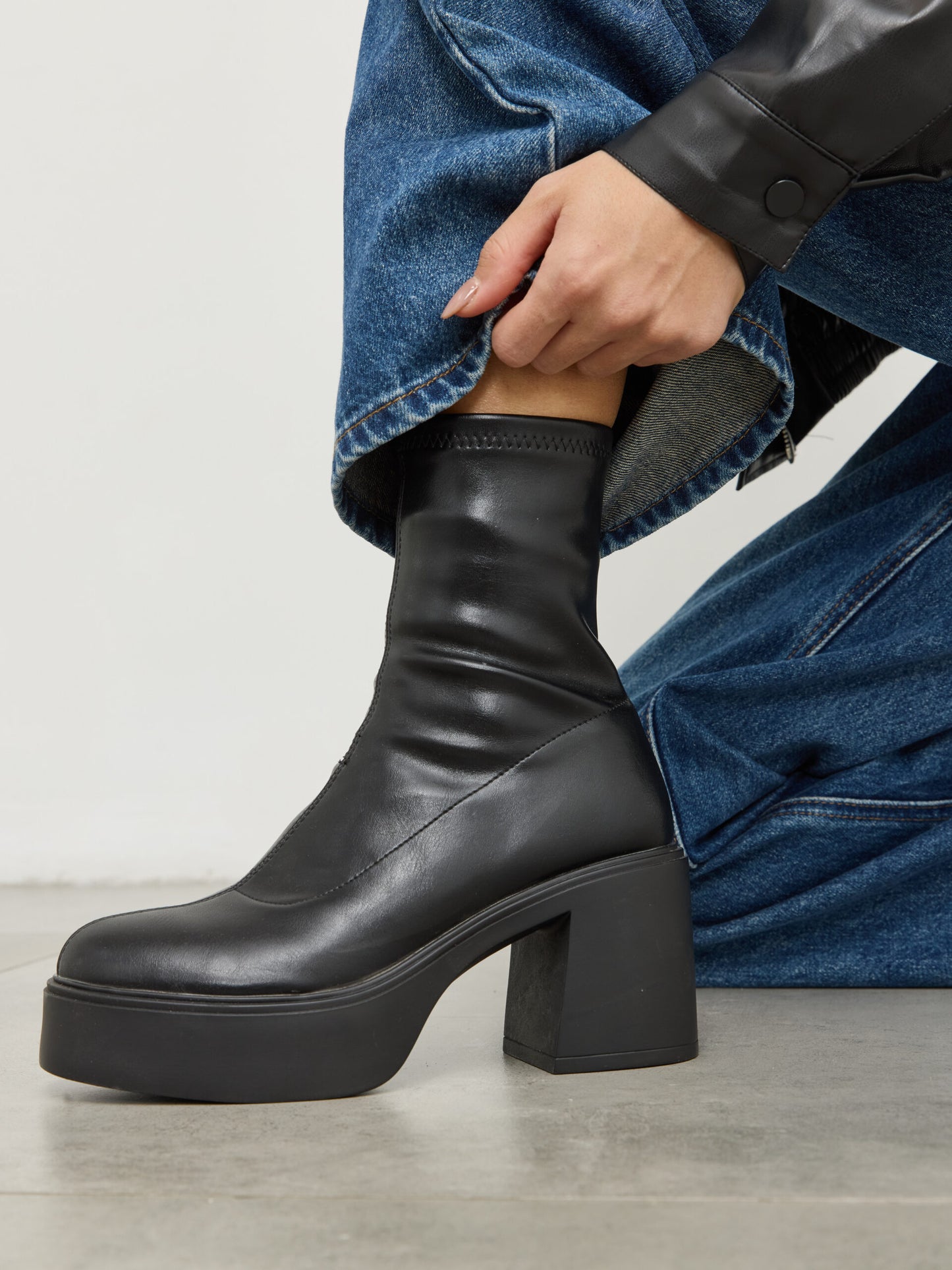 מגפוני עקב מתיו | שחור