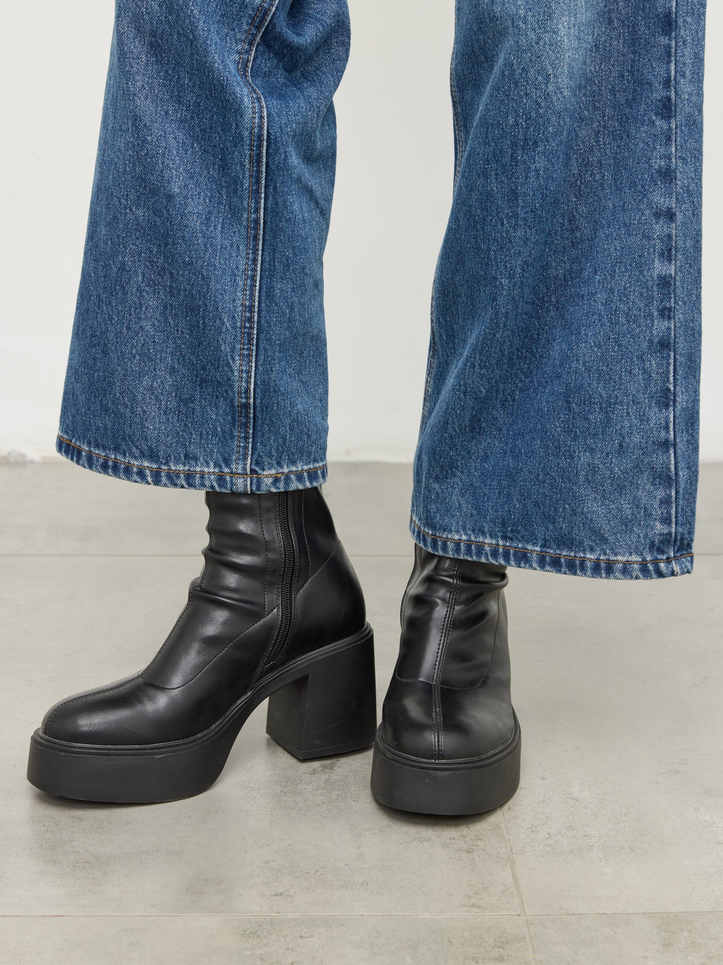 מגפוני עקב מתיו | שחור