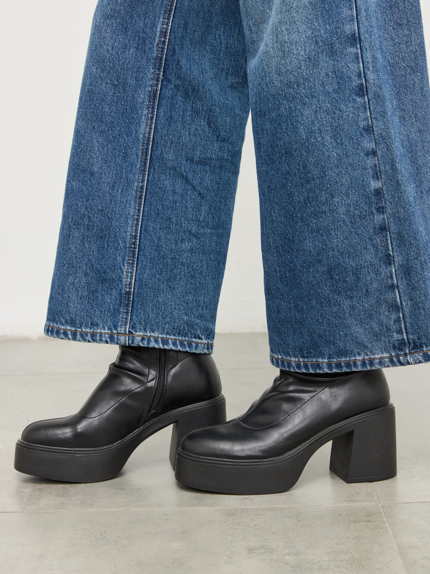 מגפוני עקב מתיו | שחור