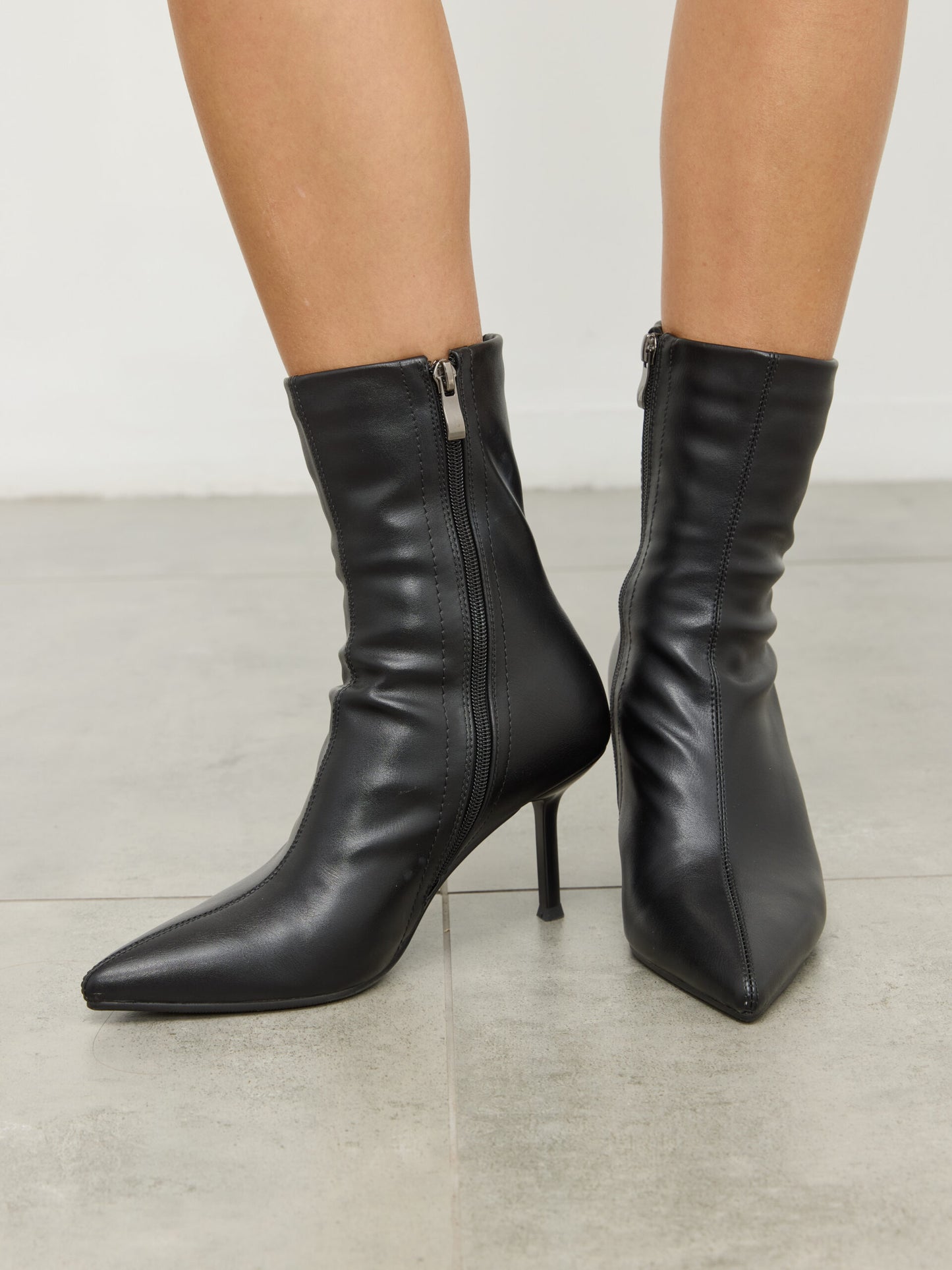 מגפוני עקב שפיץ דקוטה | שחור