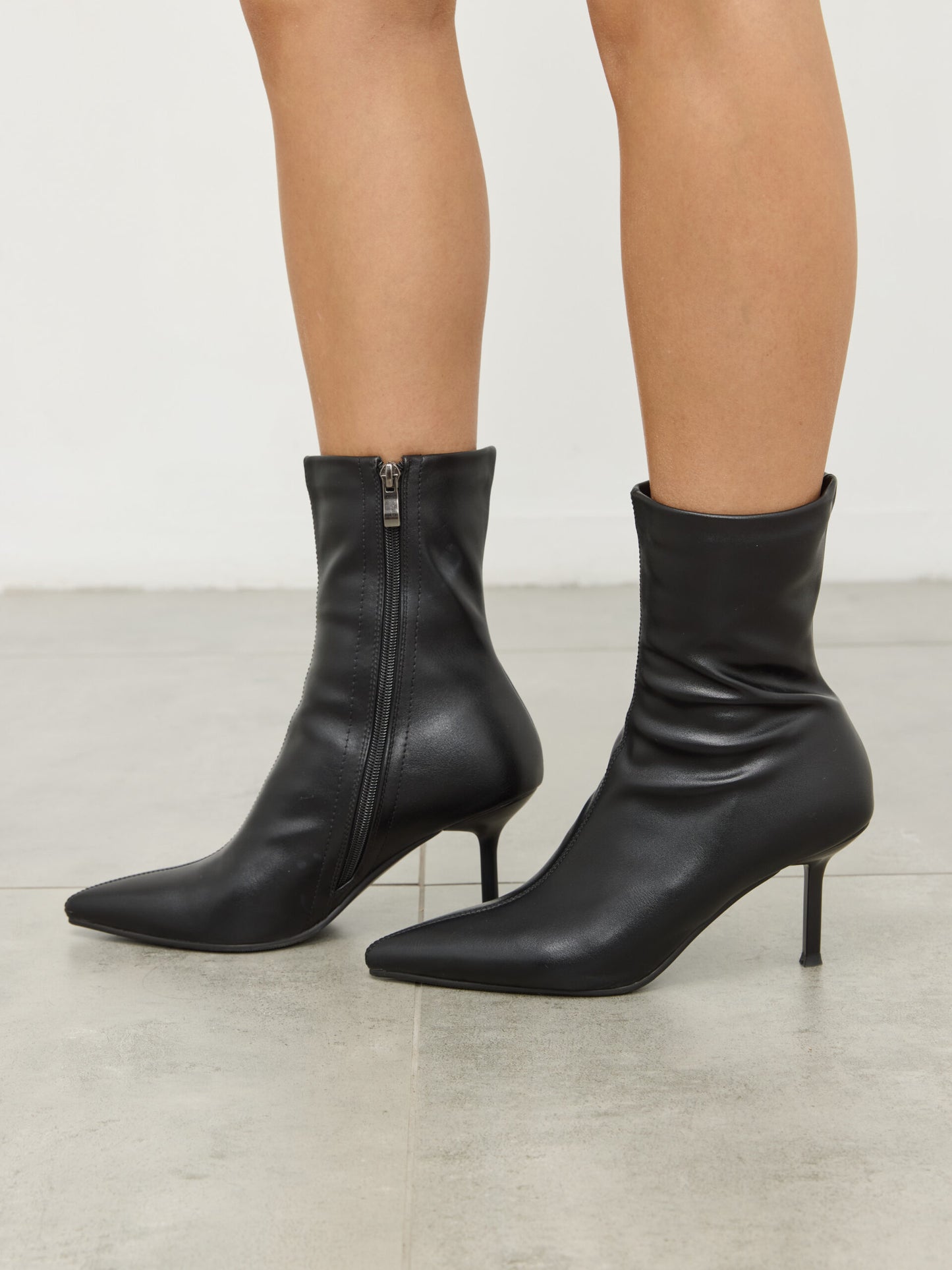 מגפוני עקב שפיץ דקוטה | שחור