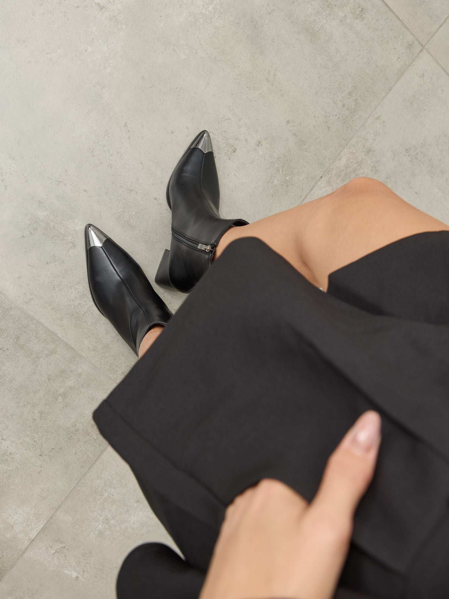 מגפוני עקב שפיץ לורה | שחור