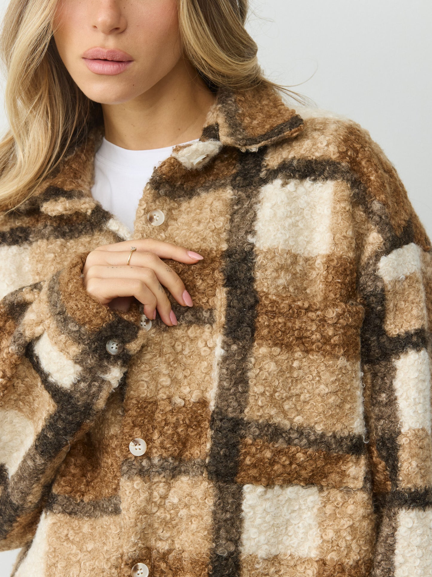 ג'קט דמוי לבד משבצות לוז | חום