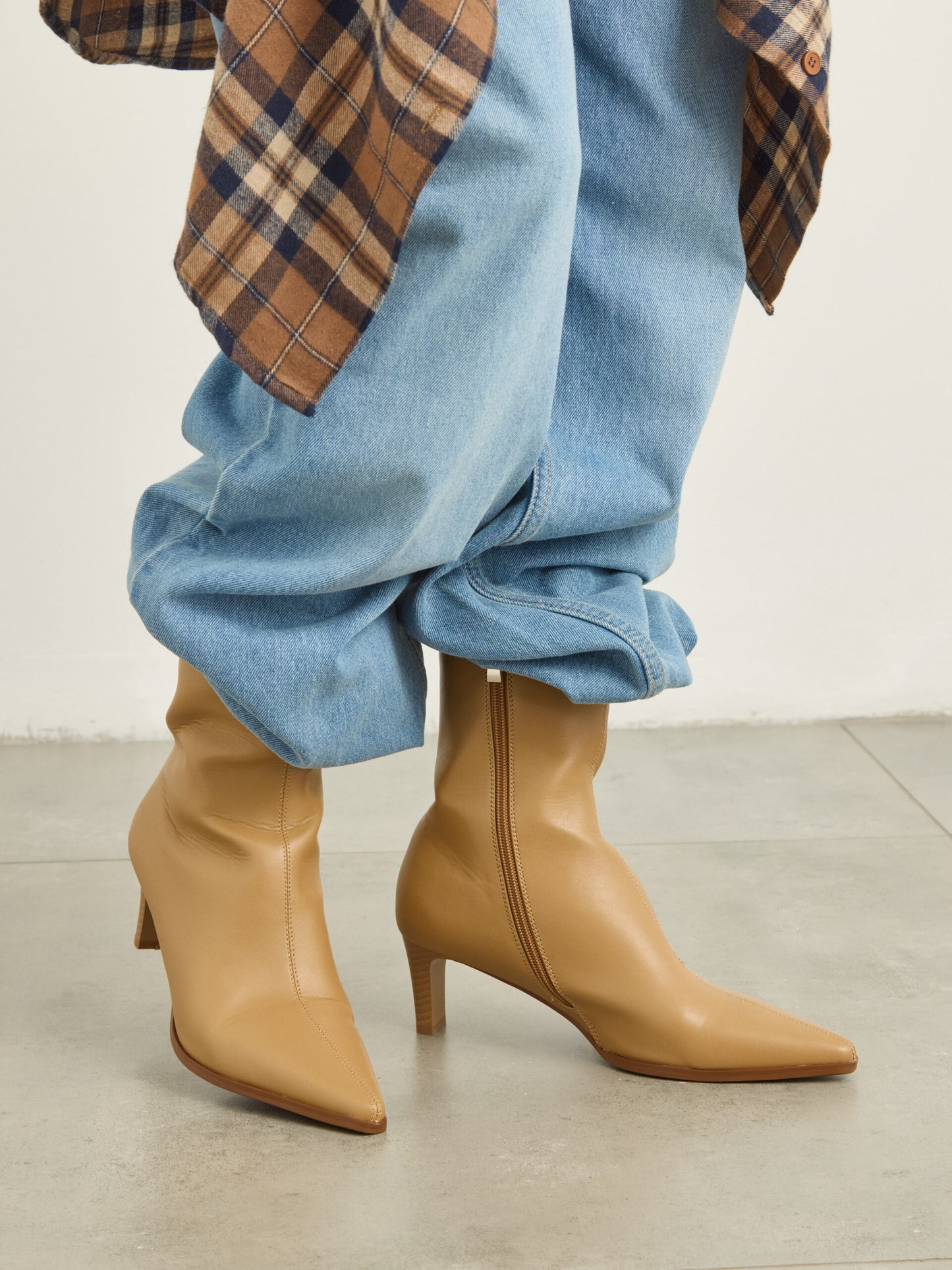 מגפוני עקב דק שפיץ ג'וי | בז'