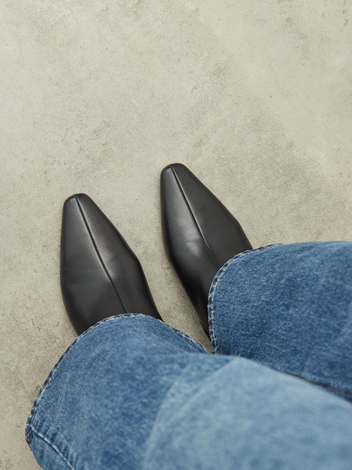 מגפוני עקב שפיץ פלר | שחור