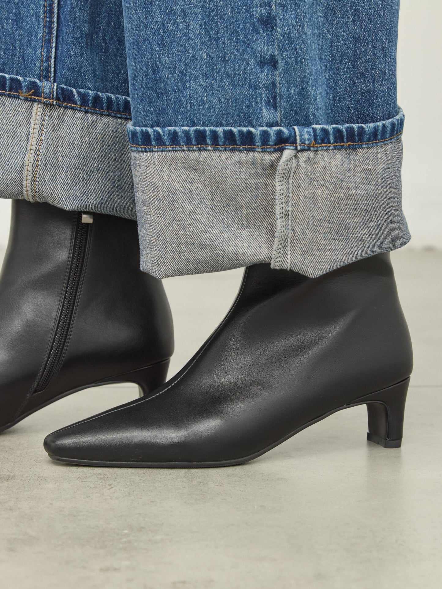 מגפוני עקב שפיץ פלר | שחור