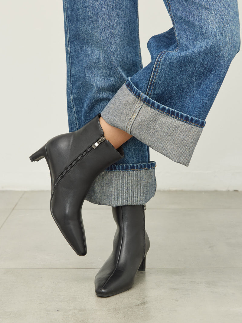 מגפוני עקב שפיץ פלר | שחור