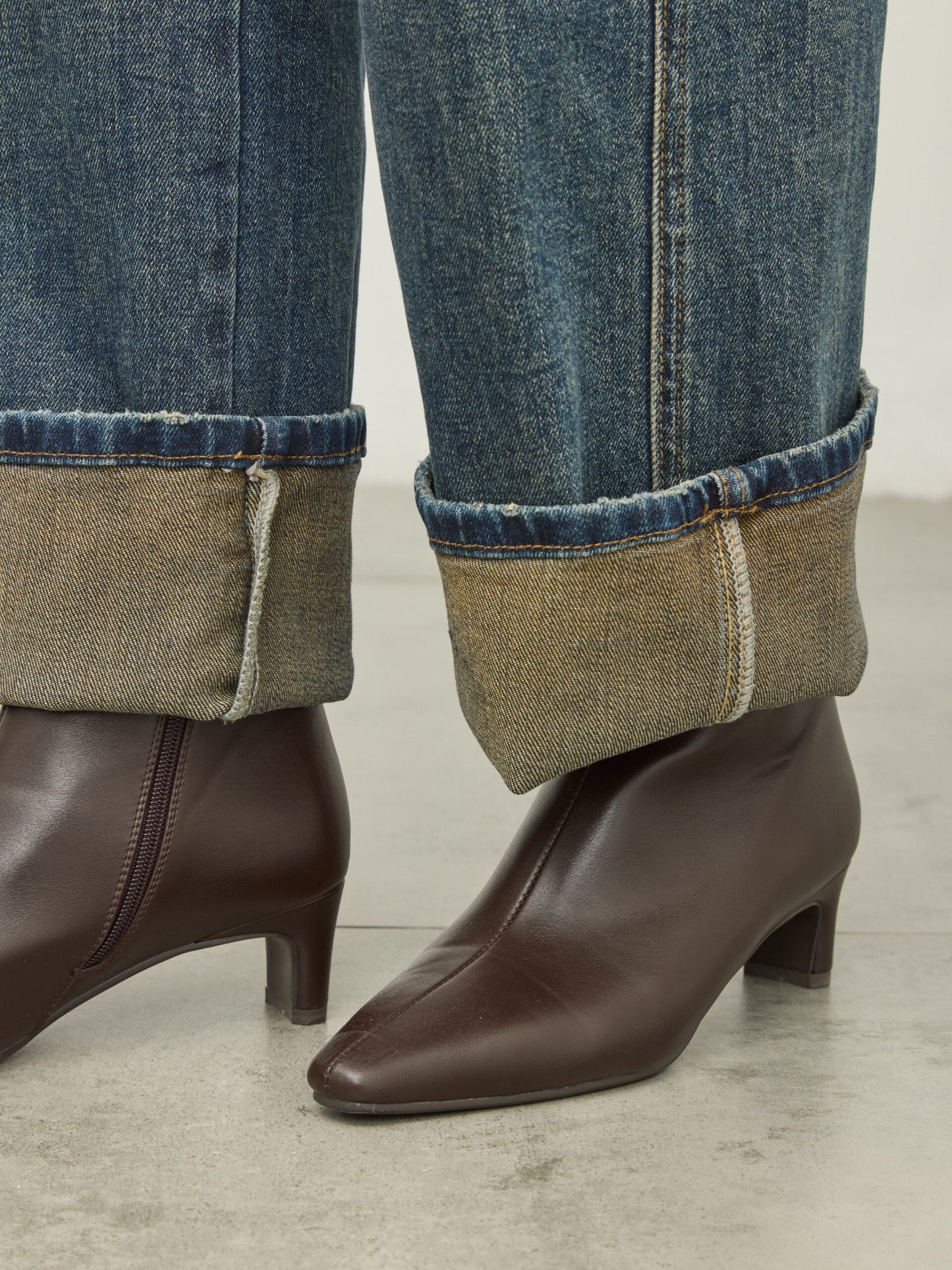 מגפוני עקב שפיץ פלר | חום