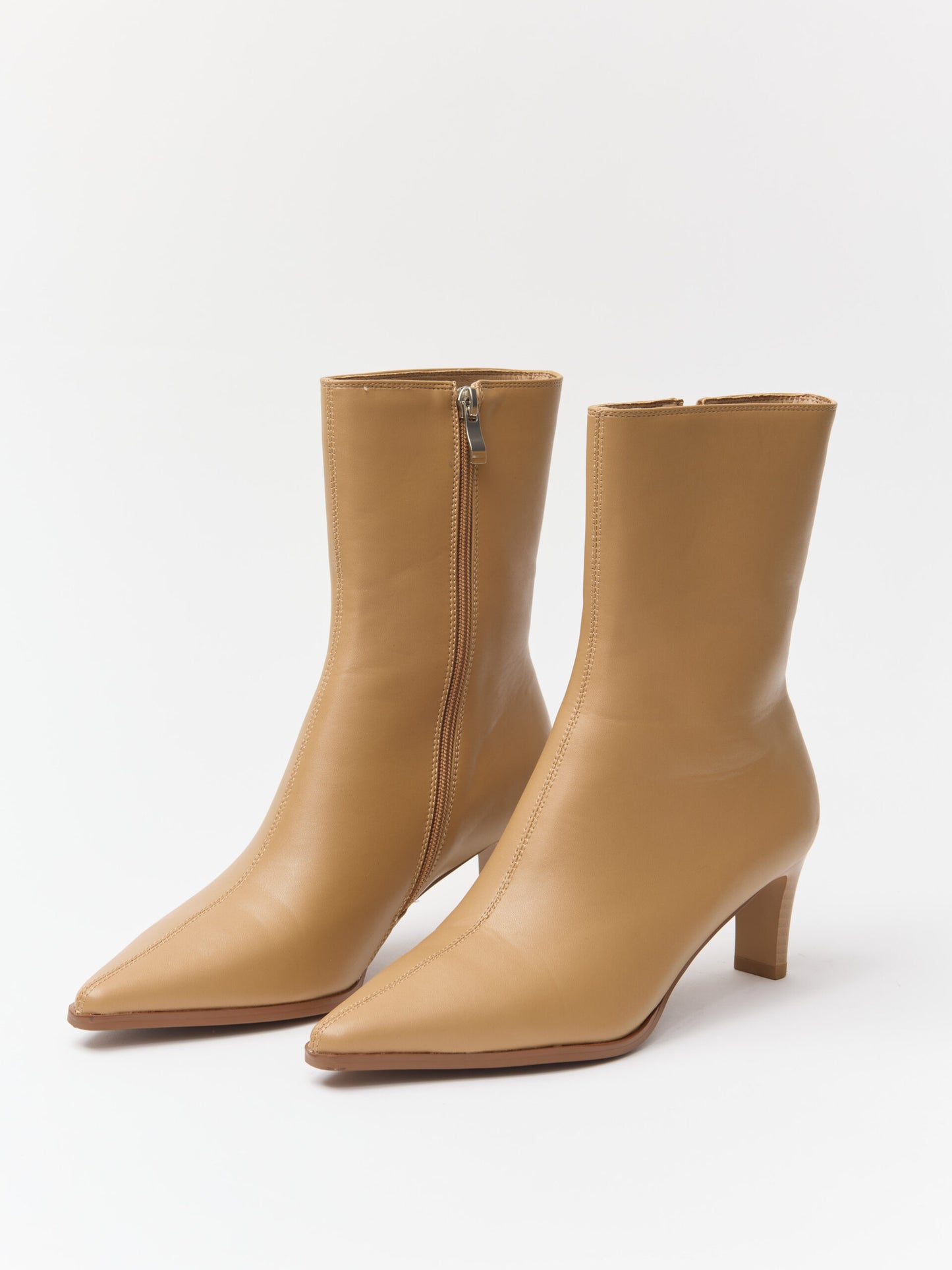 מגפוני עקב דק שפיץ ג'וי | בז'