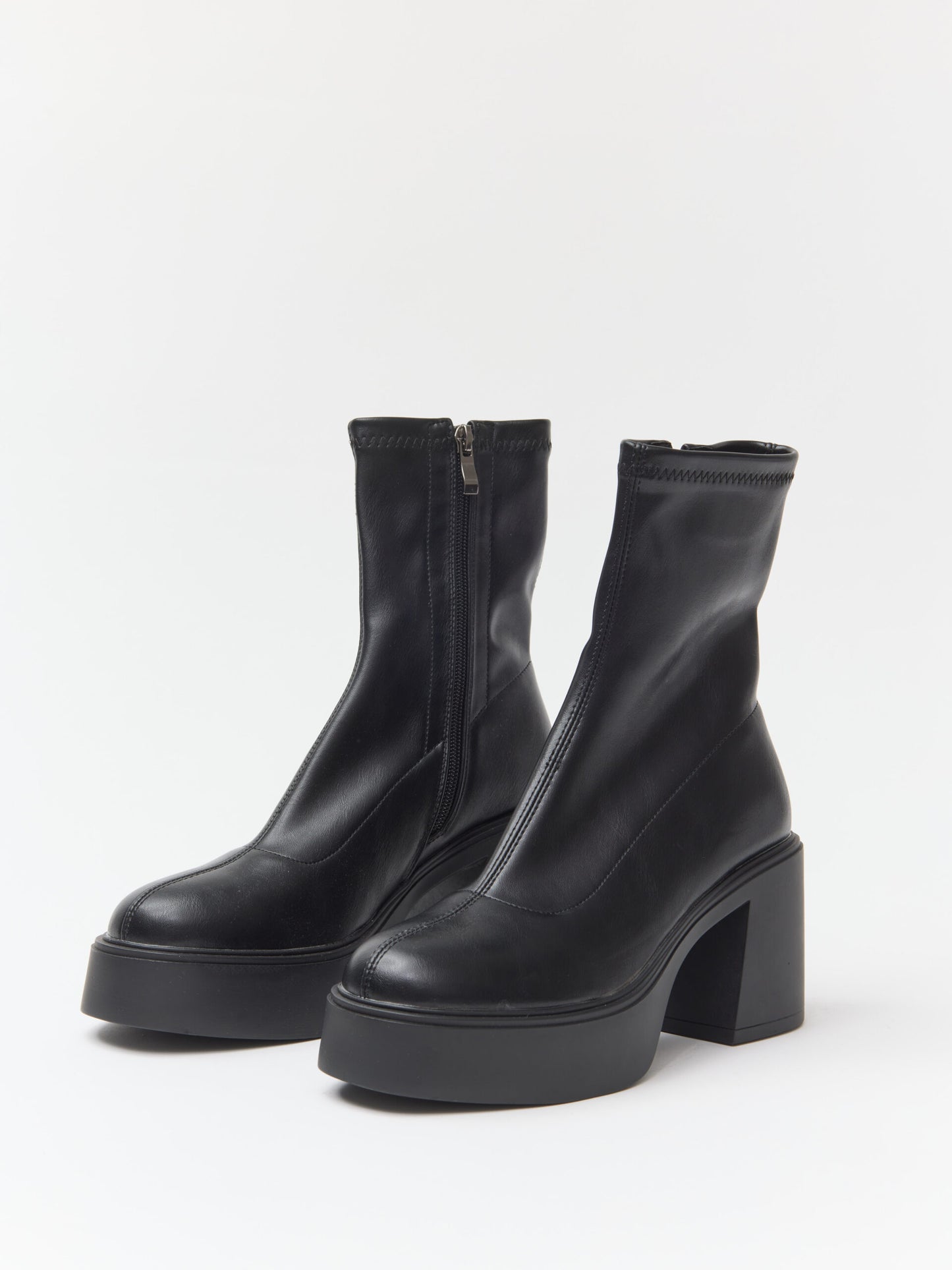 מגפוני עקב מתיו | שחור