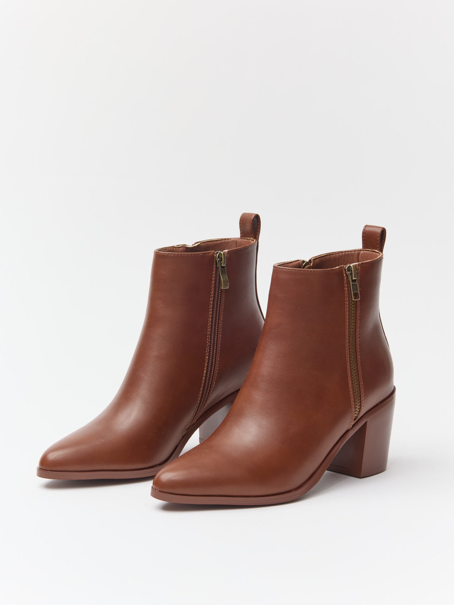 מגפוני עקב שפיץ קורה | קאמל