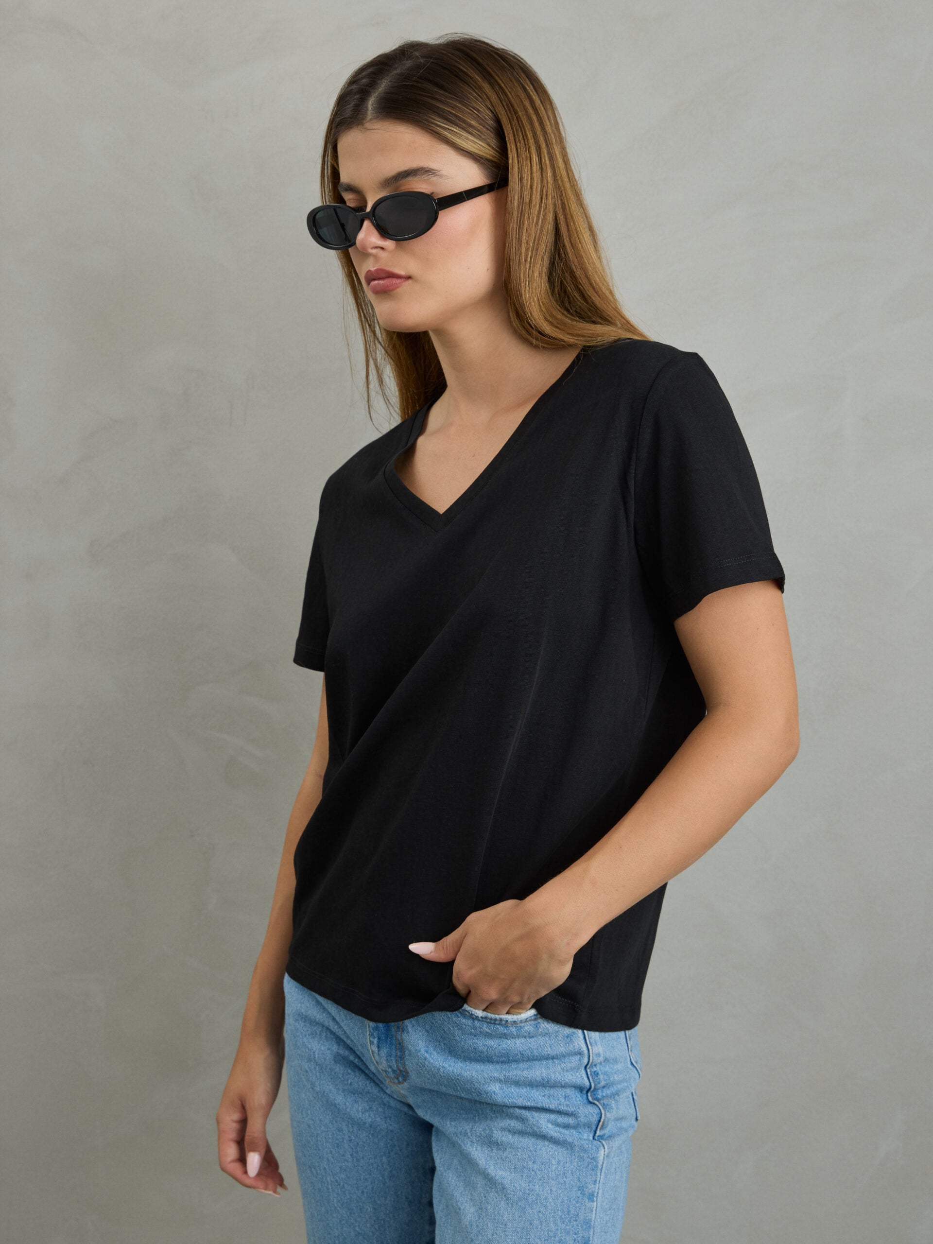 חולצת בייסיק שחורה לנשים