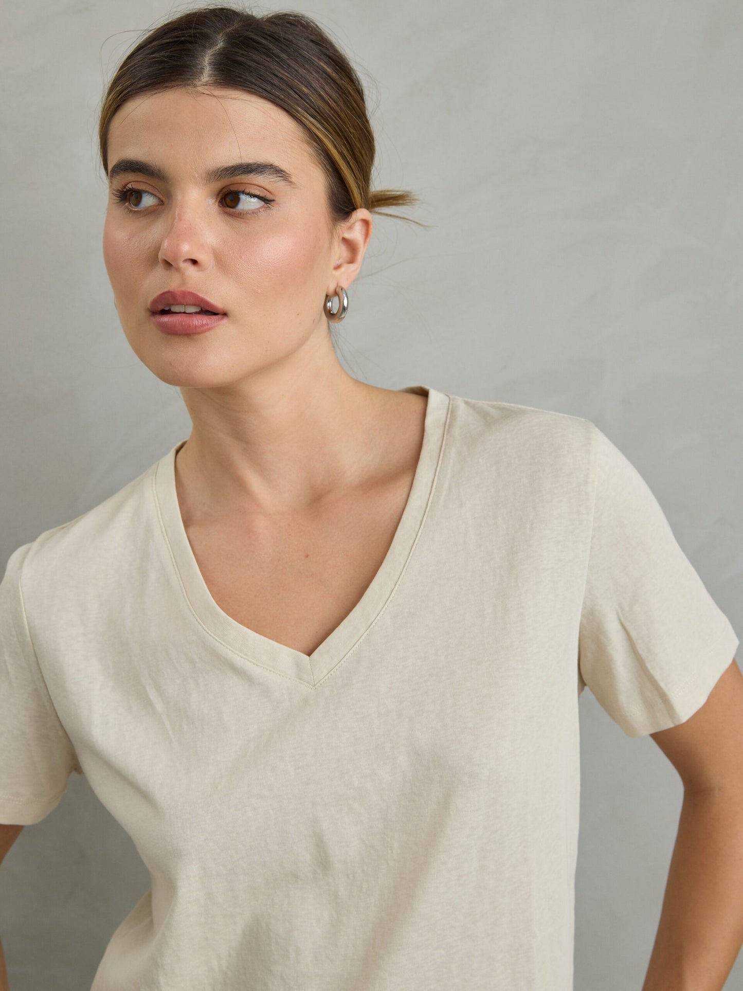 חולצת טי לנשים בצבע בז'