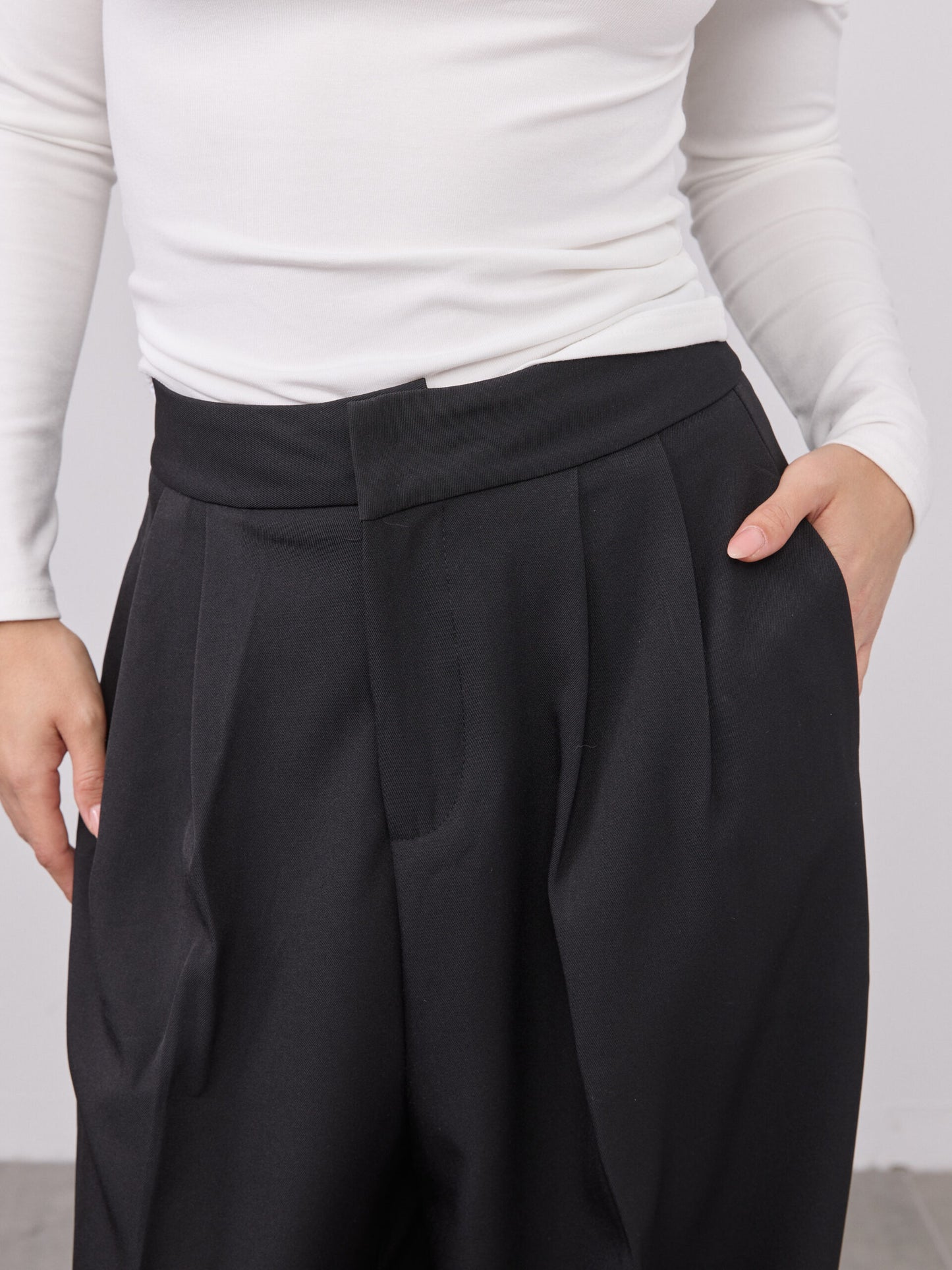 מכנסיים מחוייטים מיק | שחור