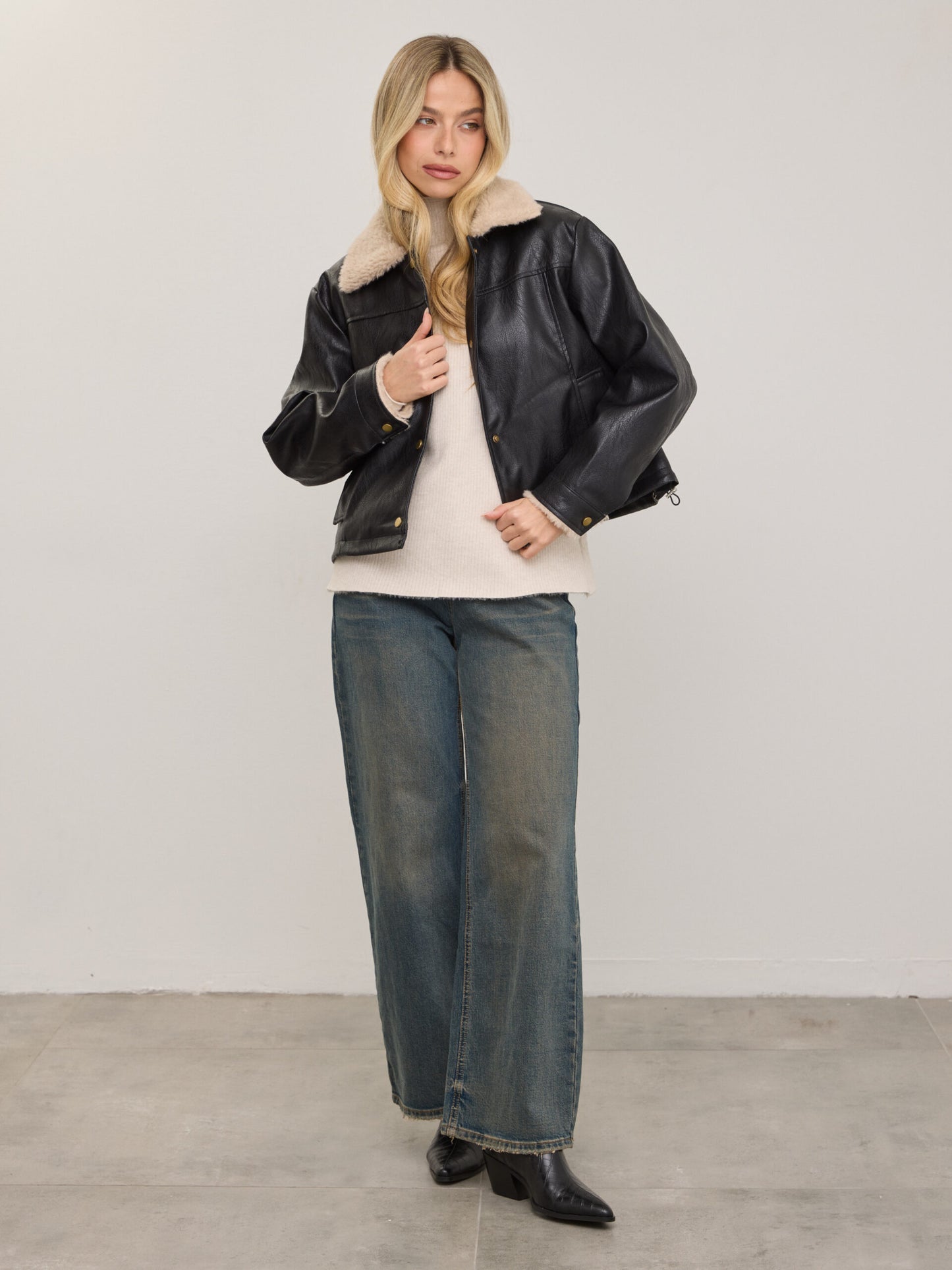 ג'קט צווארון פרווה דמוי עור סמית' | שחור