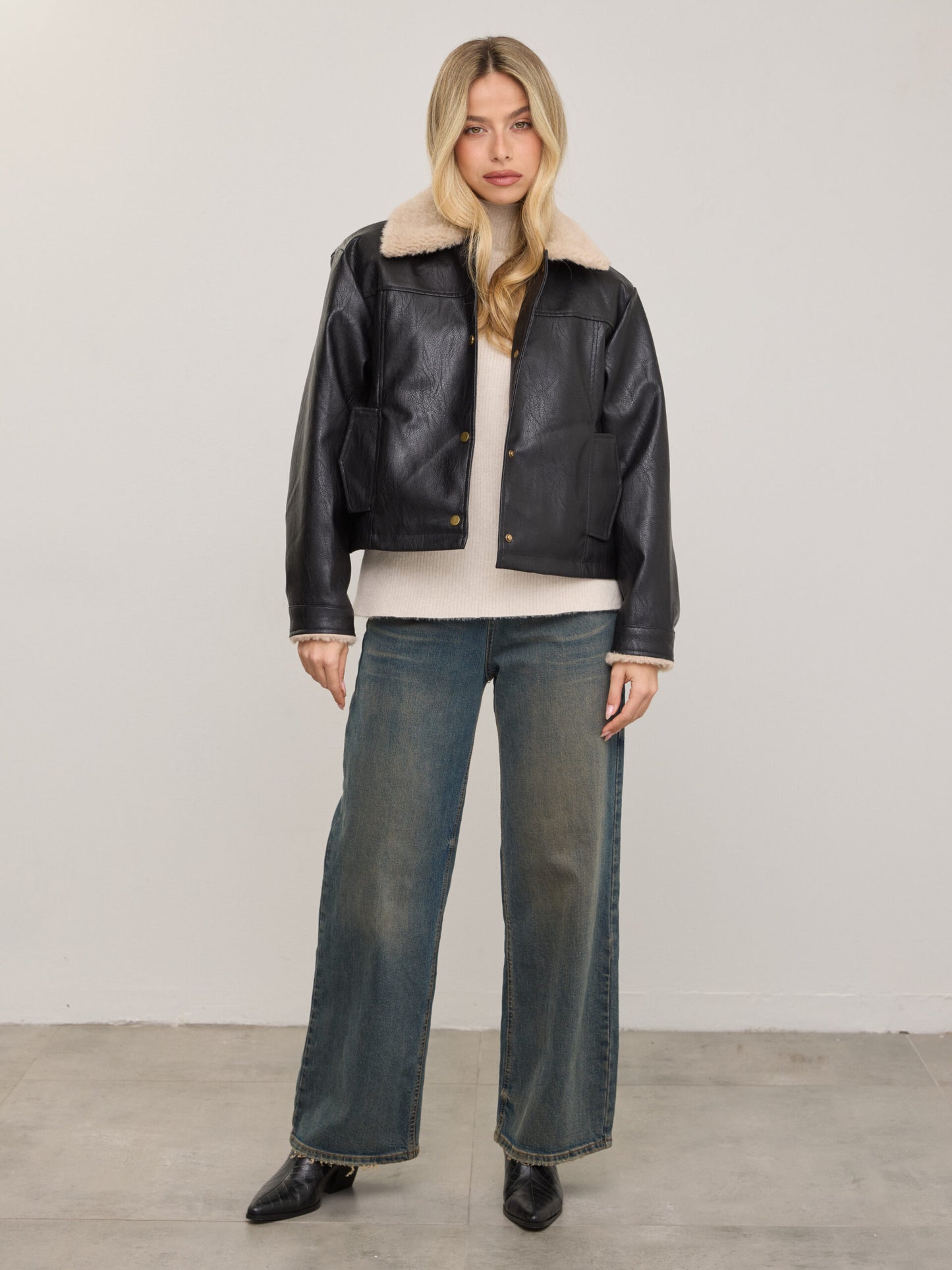 ג'קט צווארון פרווה דמוי עור סמית' | שחור