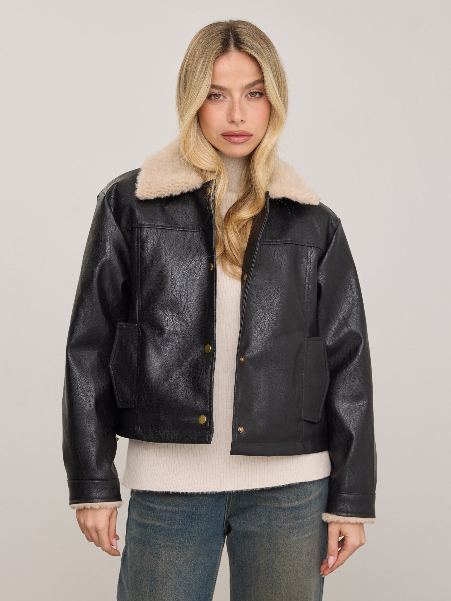 ג'קט צווארון פרווה דמוי עור סמית' | שחור