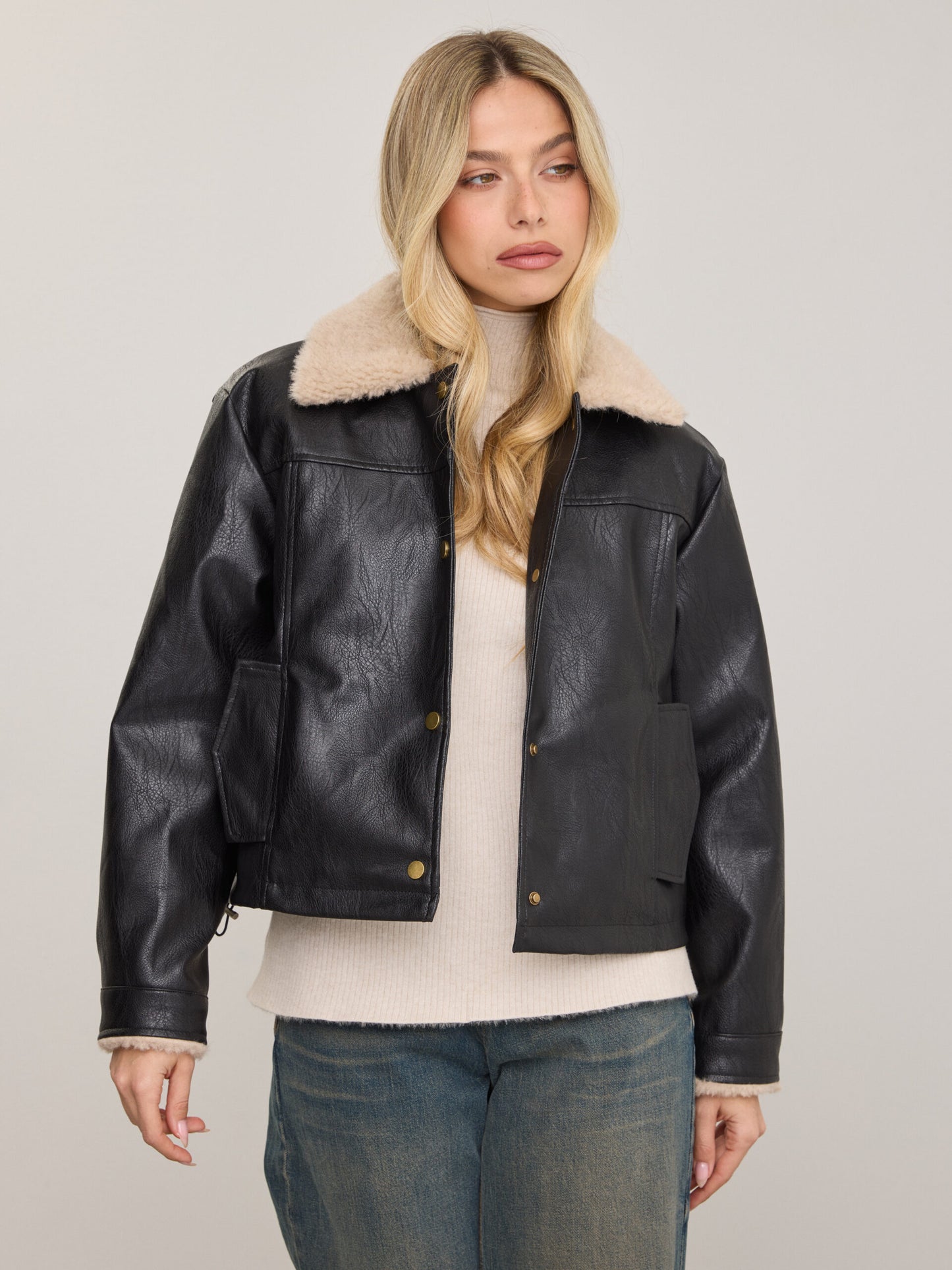 ג'קט צווארון פרווה דמוי עור סמית' | שחור