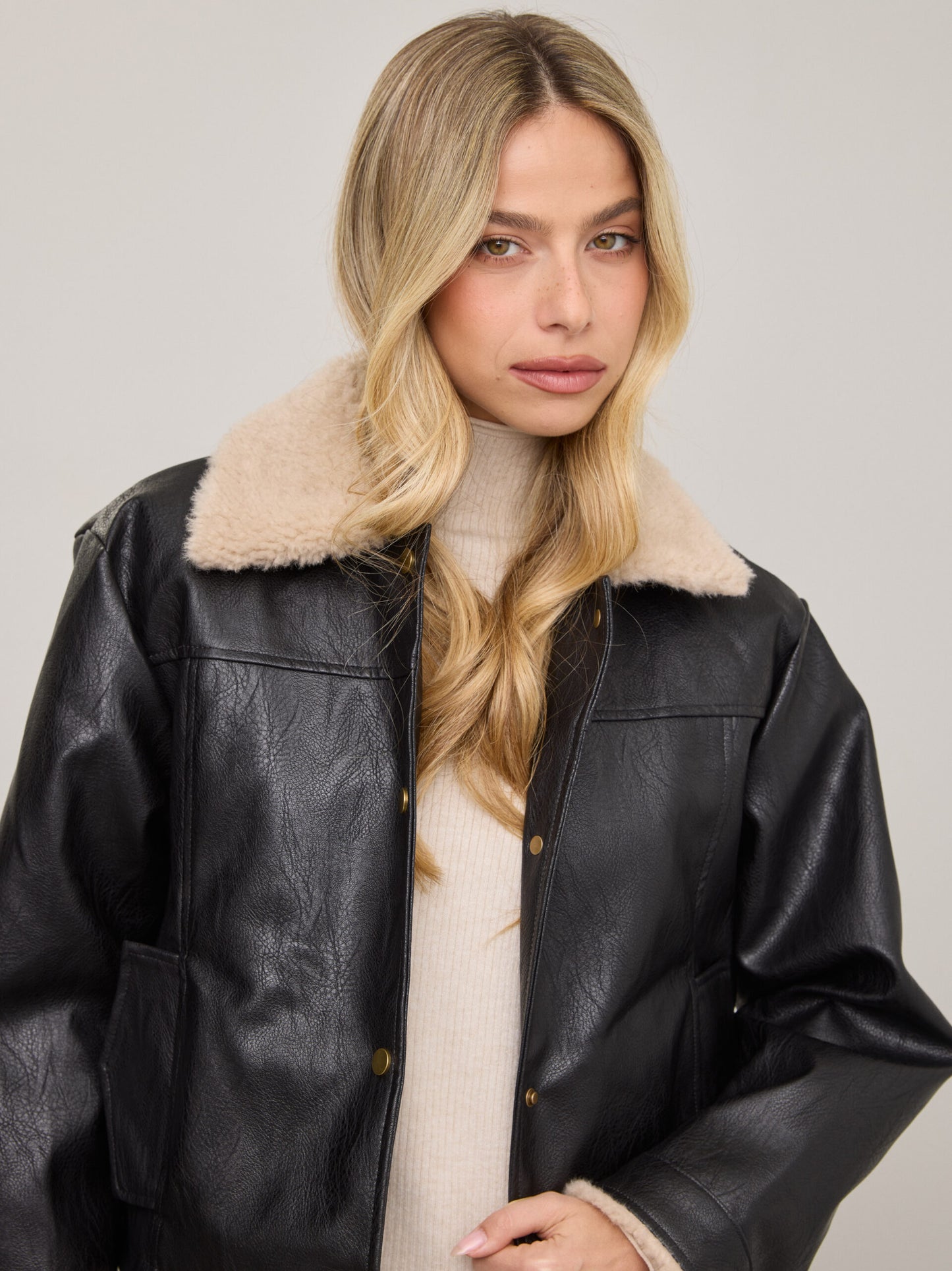 ג'קט צווארון פרווה דמוי עור סמית' | שחור