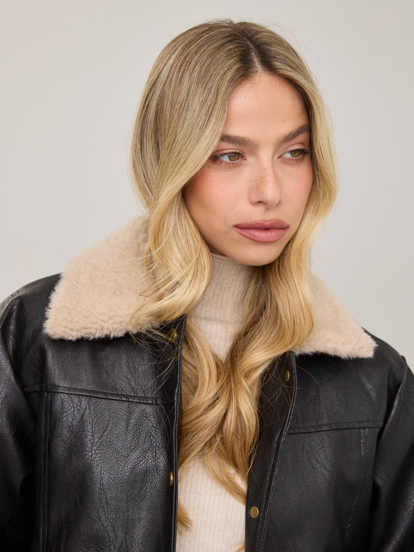 ג'קט צווארון פרווה דמוי עור סמית' | שחור