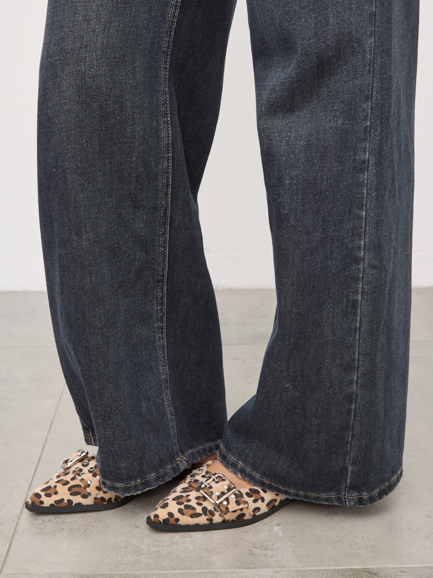 נעלי בובה ניטים שפיץ אודט | מנומר