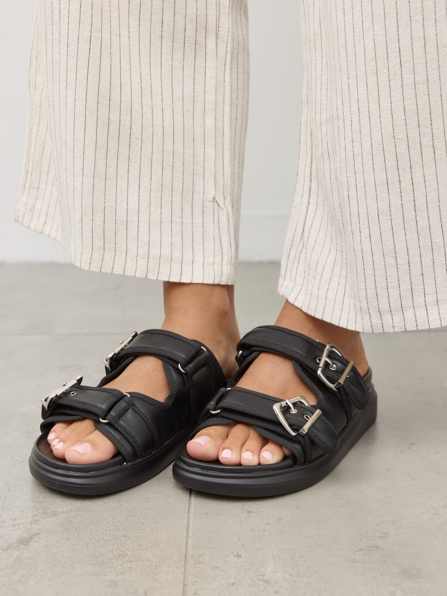 כפכפי רצועות טיארה | שחור