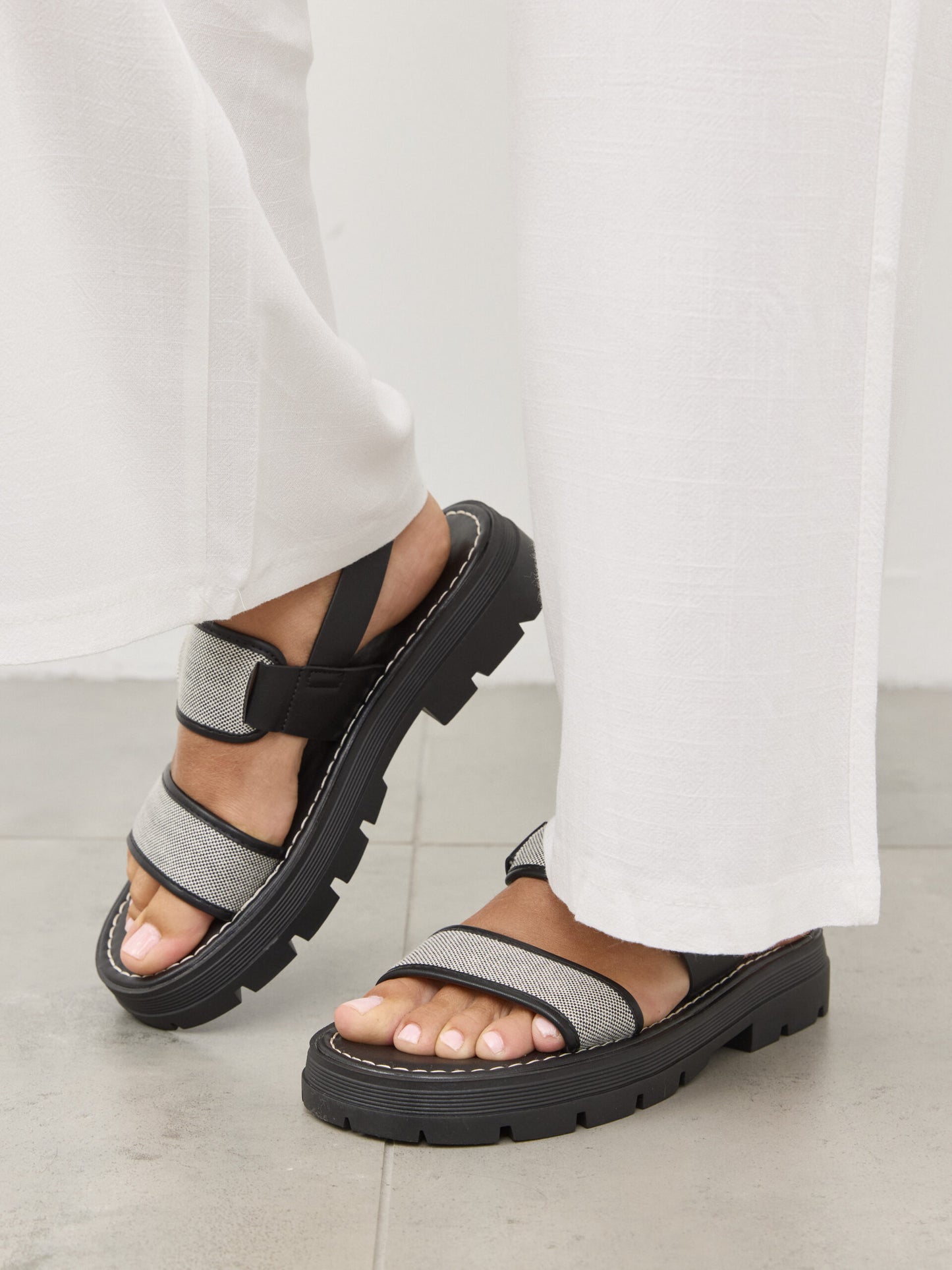 סנדלי רצועות סלינה | שחור