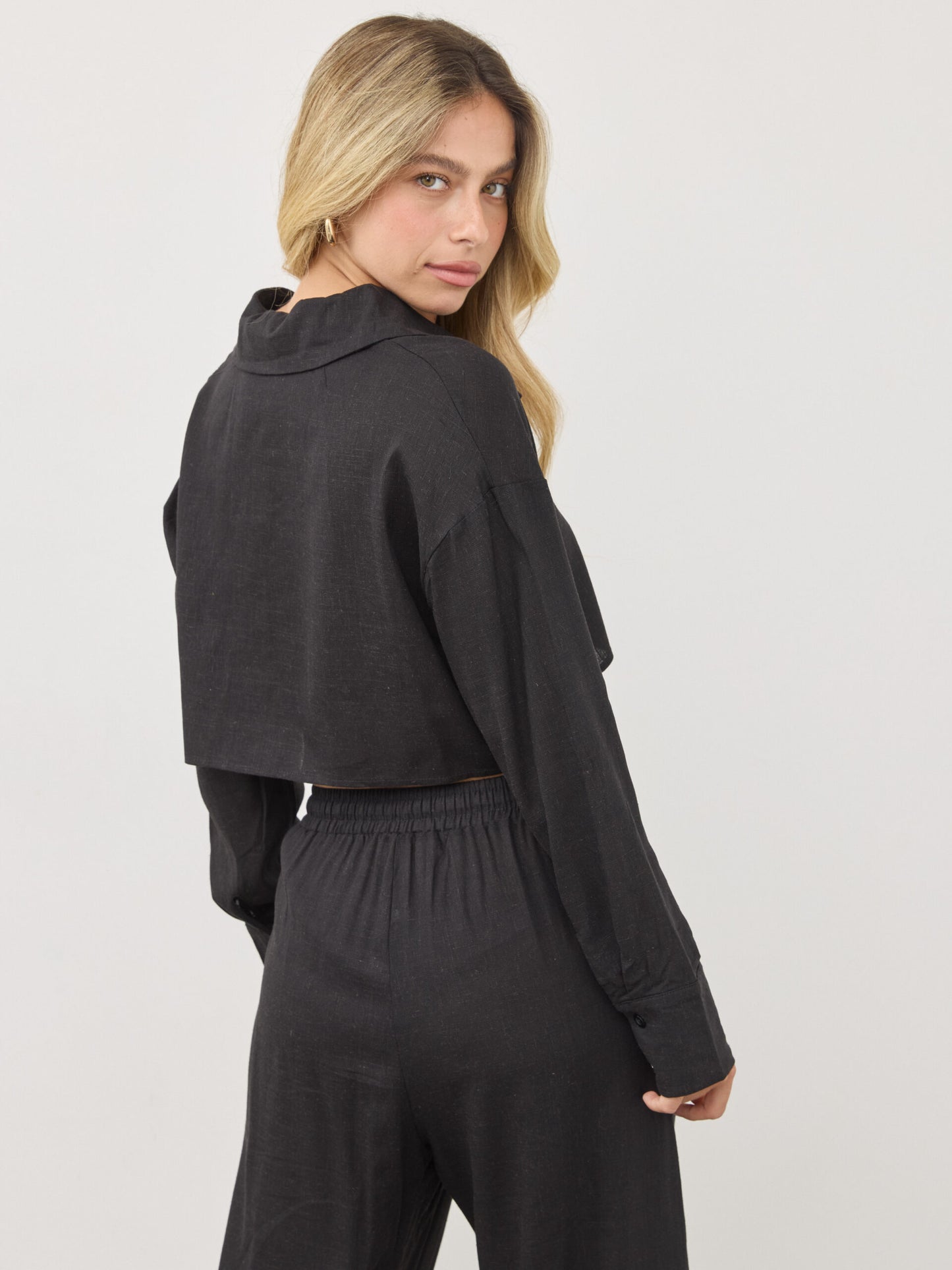 חולצת קרופ נלה | שחור