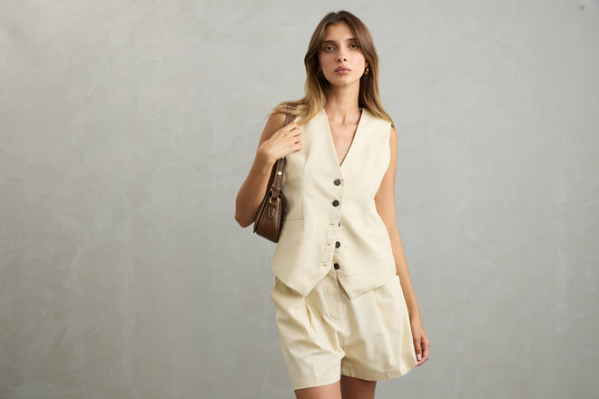 וסט מחוייט לאישה בצבע בז'