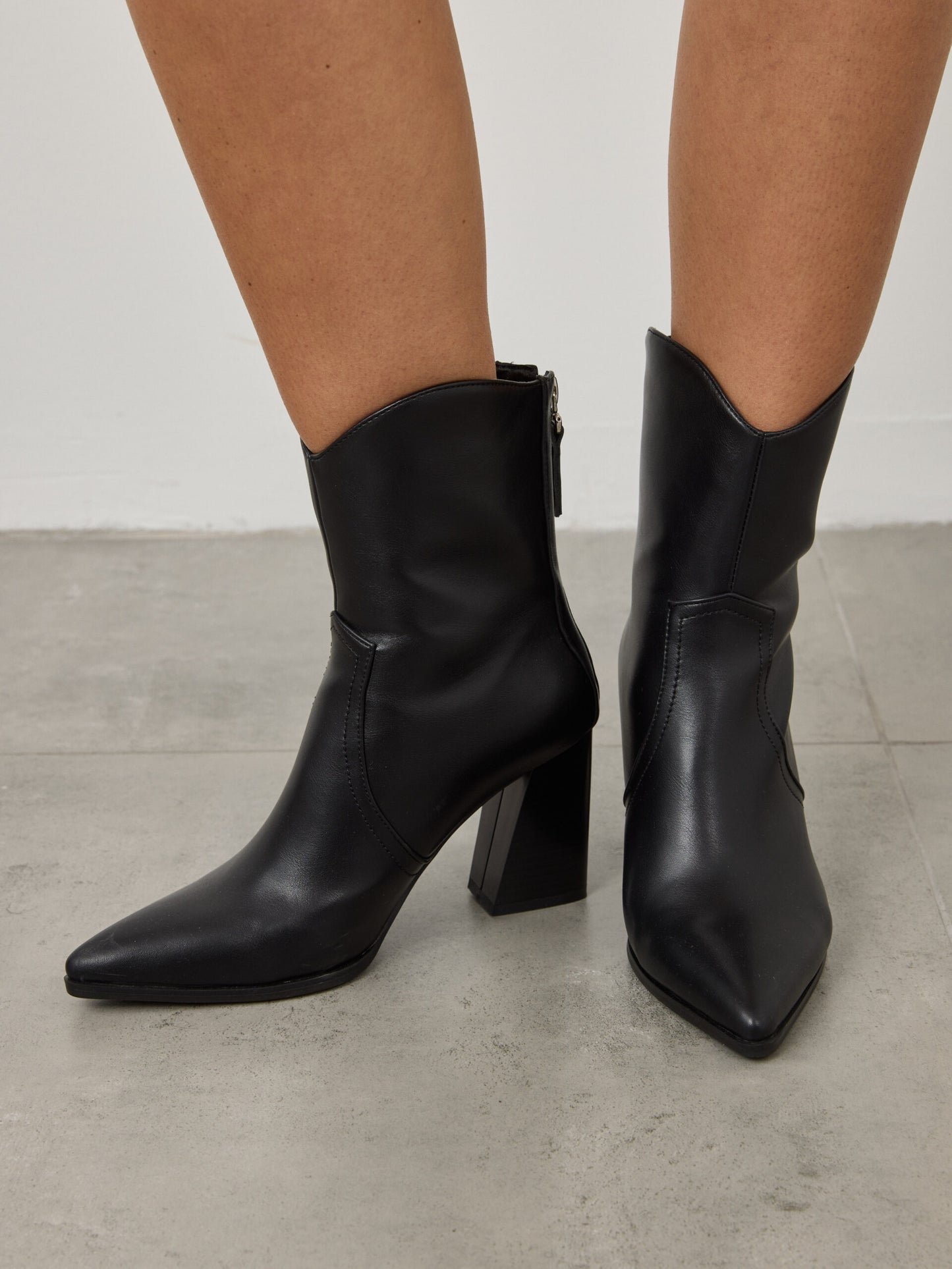 מגפוני עקב אמרה | שחור