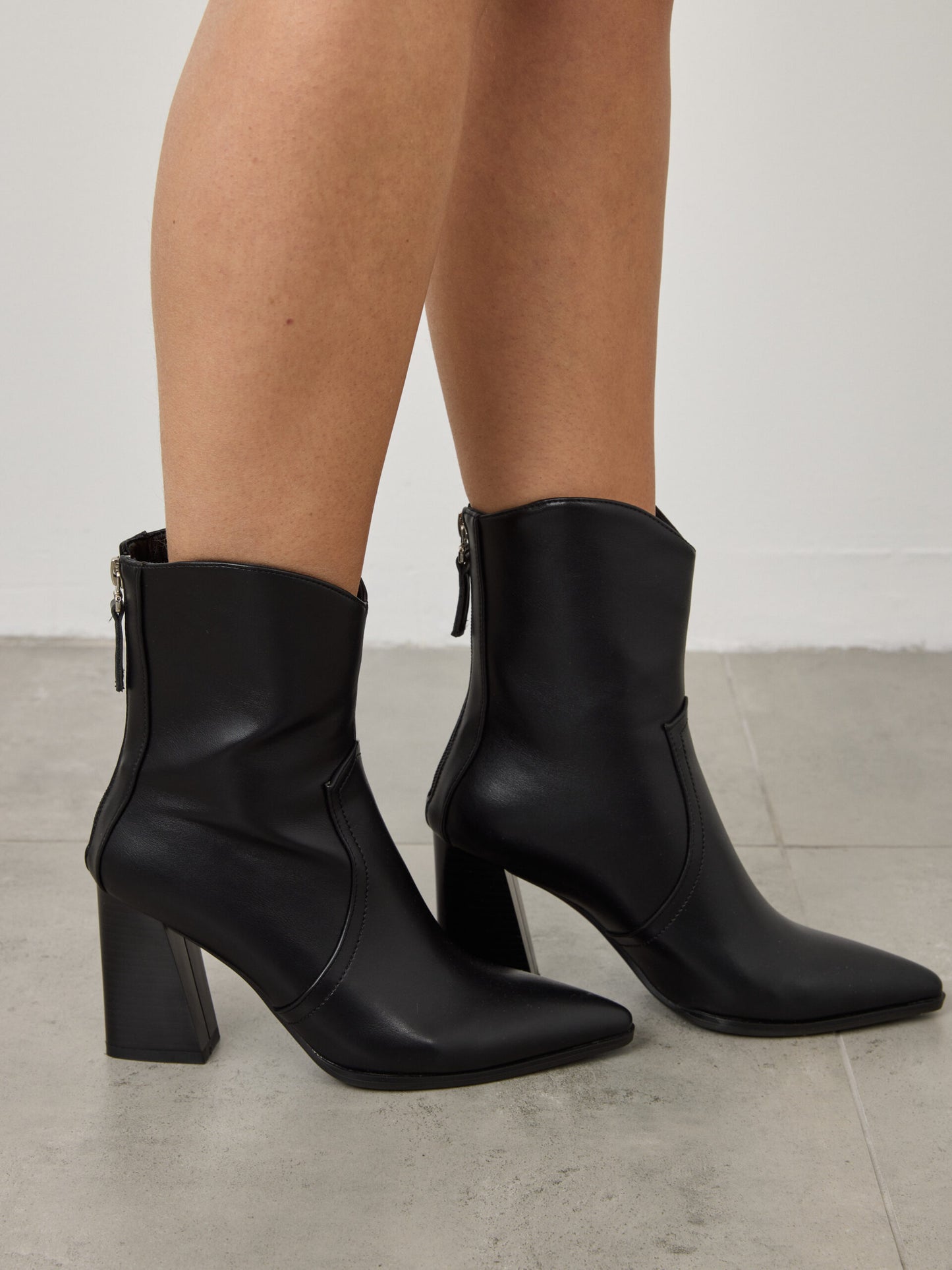 מגפוני עקב אמרה | שחור