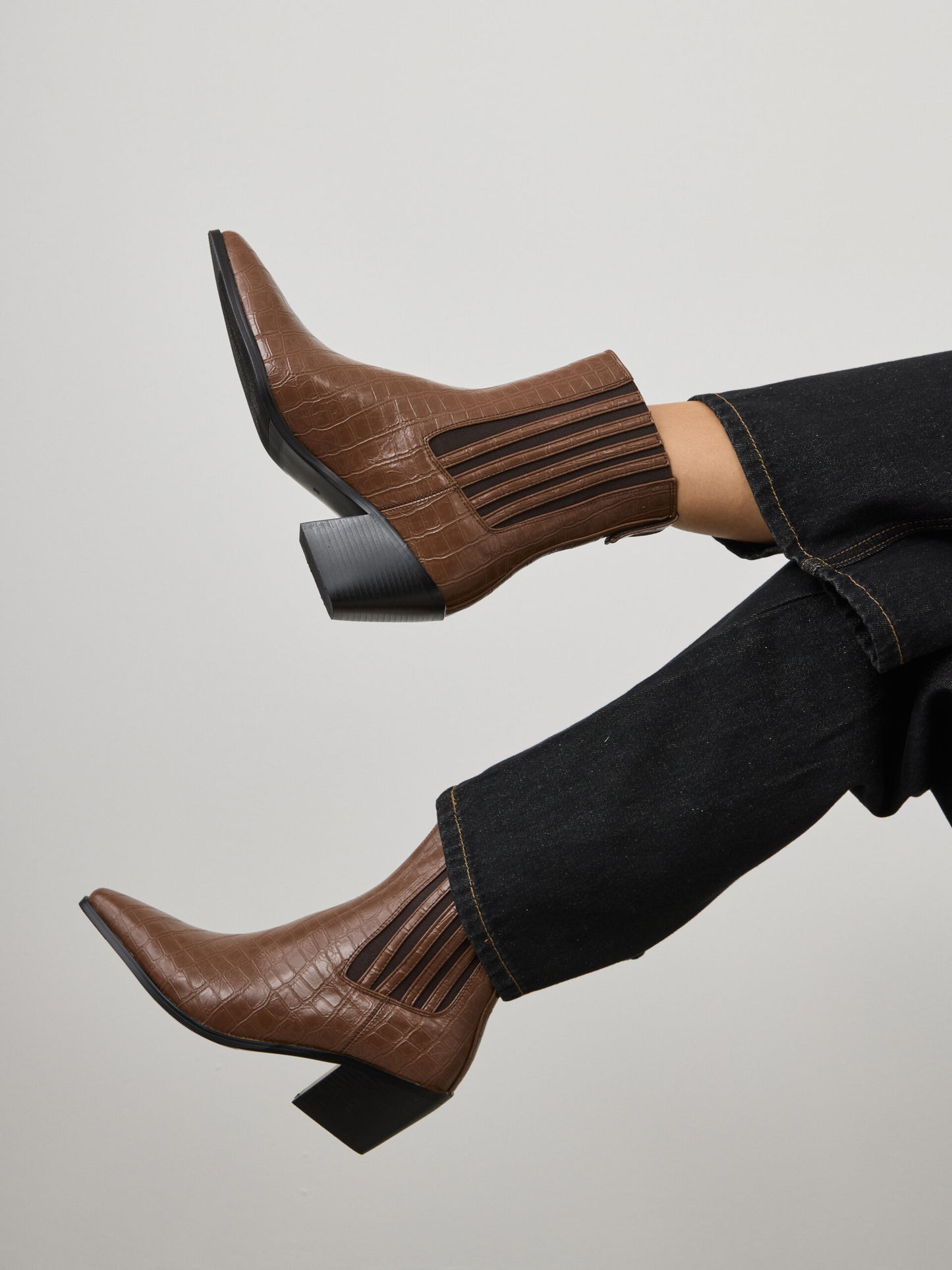 מגפוני עקב שפיץ טינה | חום קרוקו