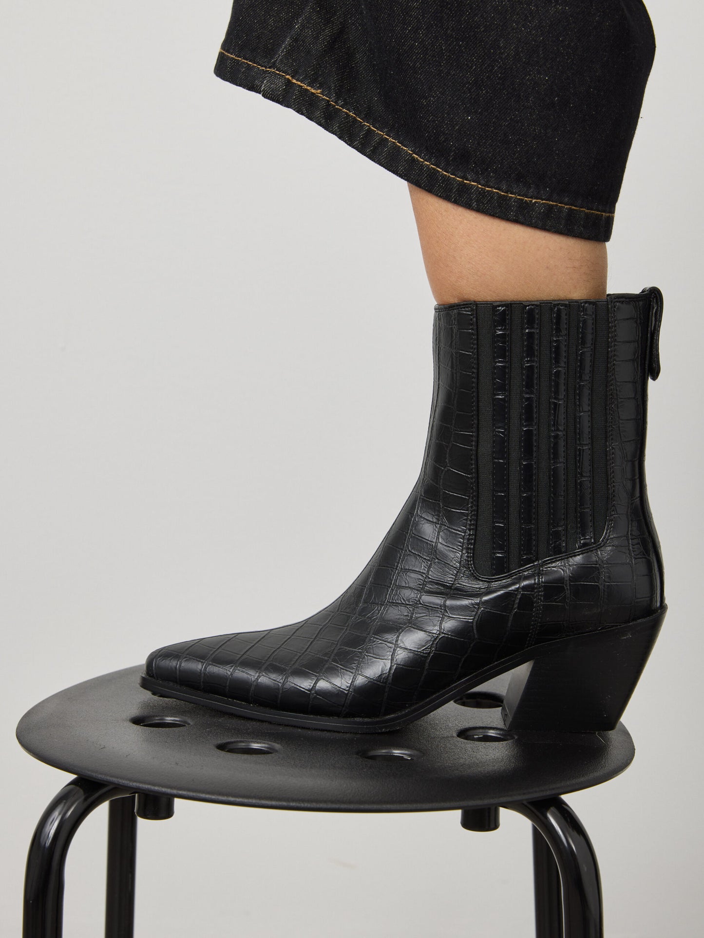 מגפוני עקב שפיץ טינה | שחור קרוקו