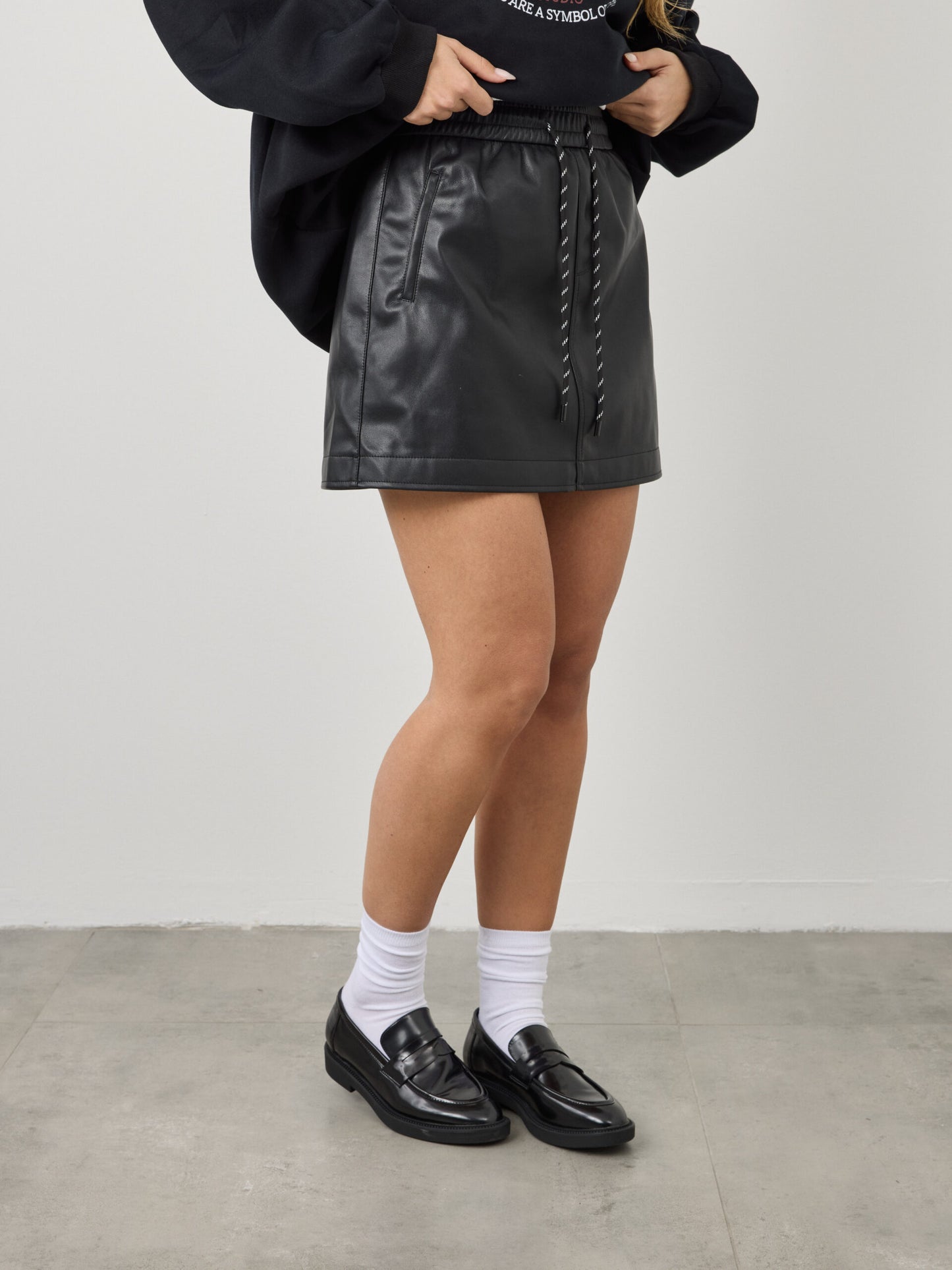 חצאית דמוי עור נאיה | שחור