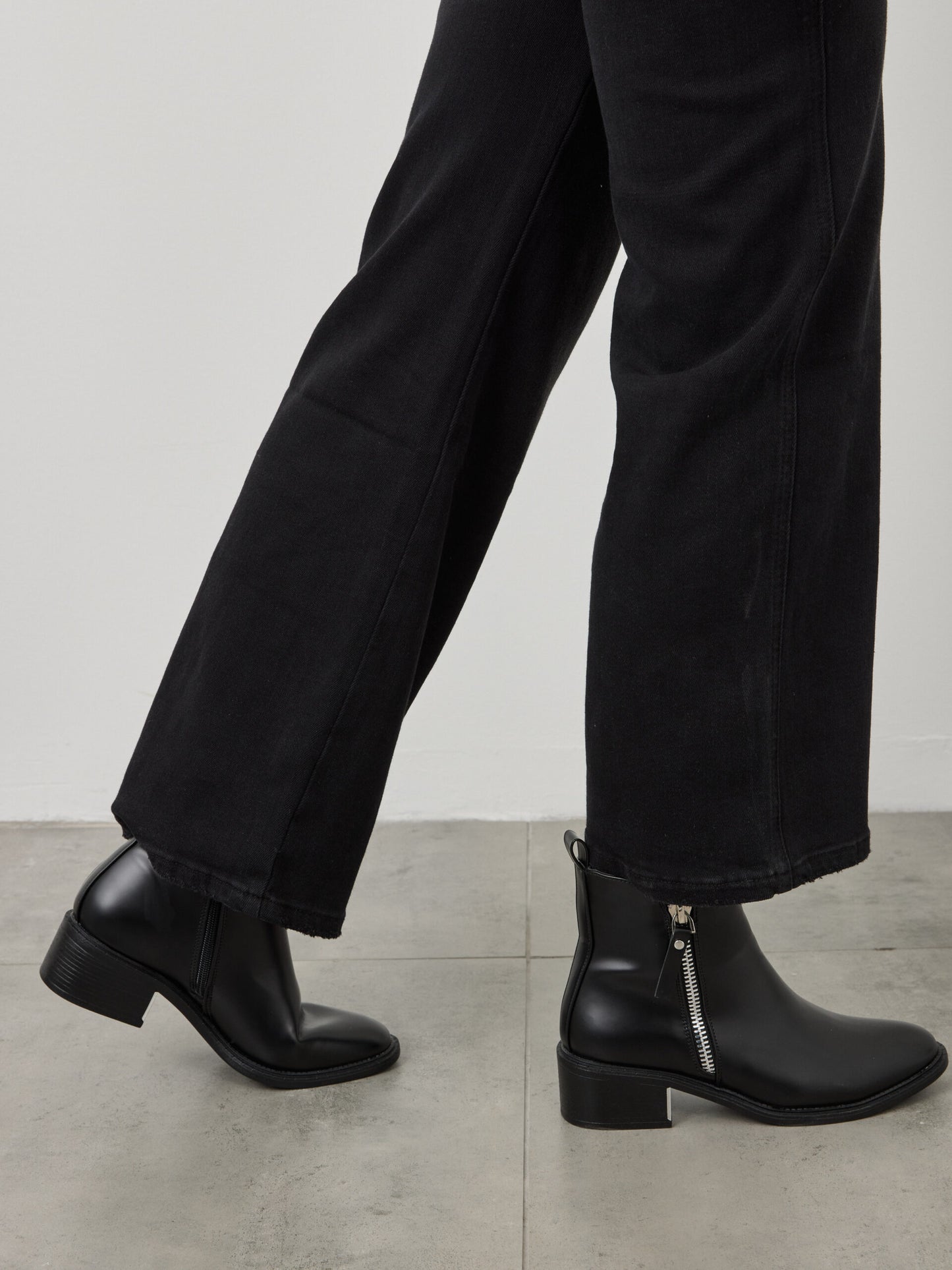 מגפוני עקב ריינה | שחור