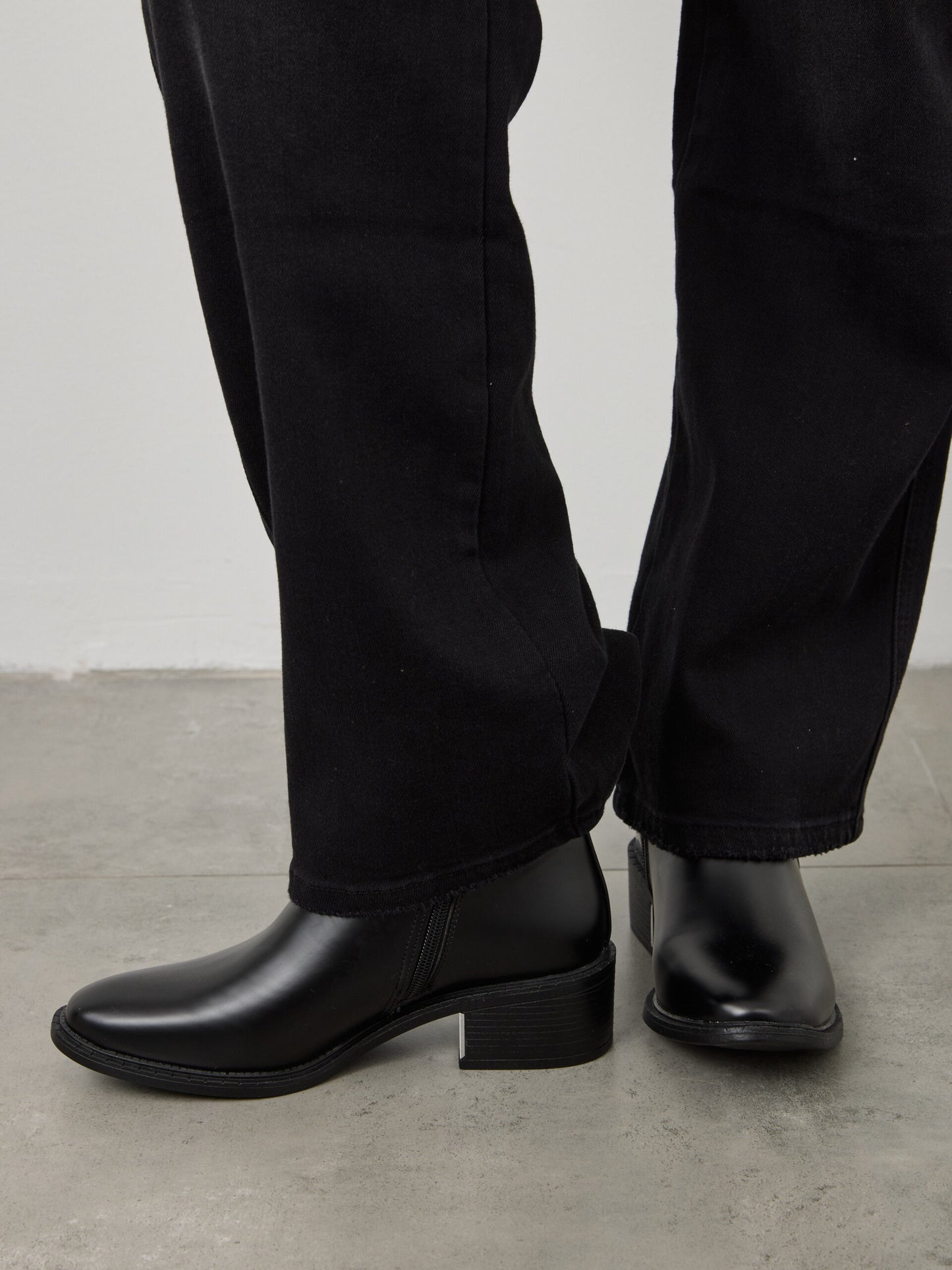 מגפוני עקב ריינה | שחור