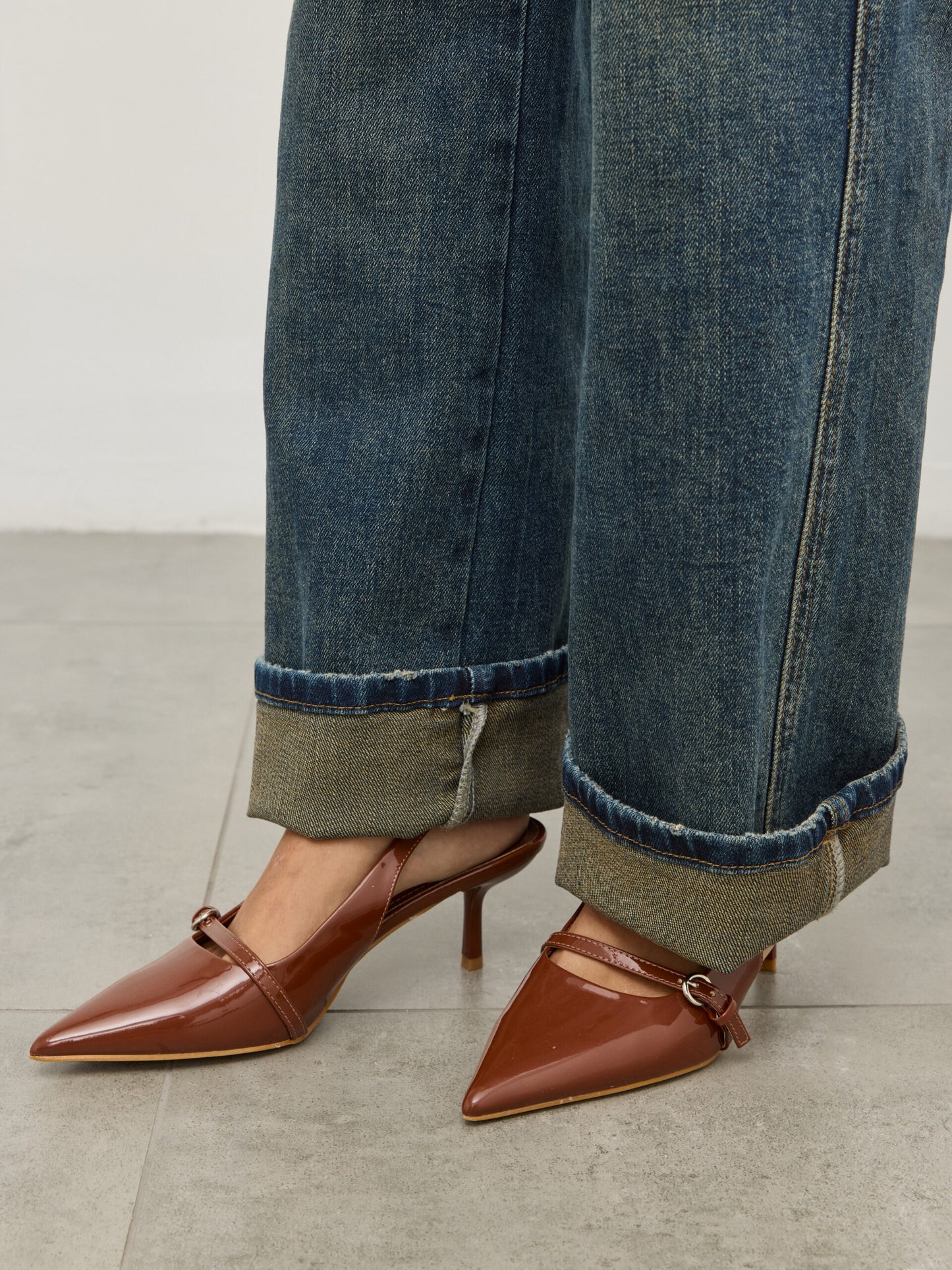 נעלי עקב שפיץ סנדי | חום לק