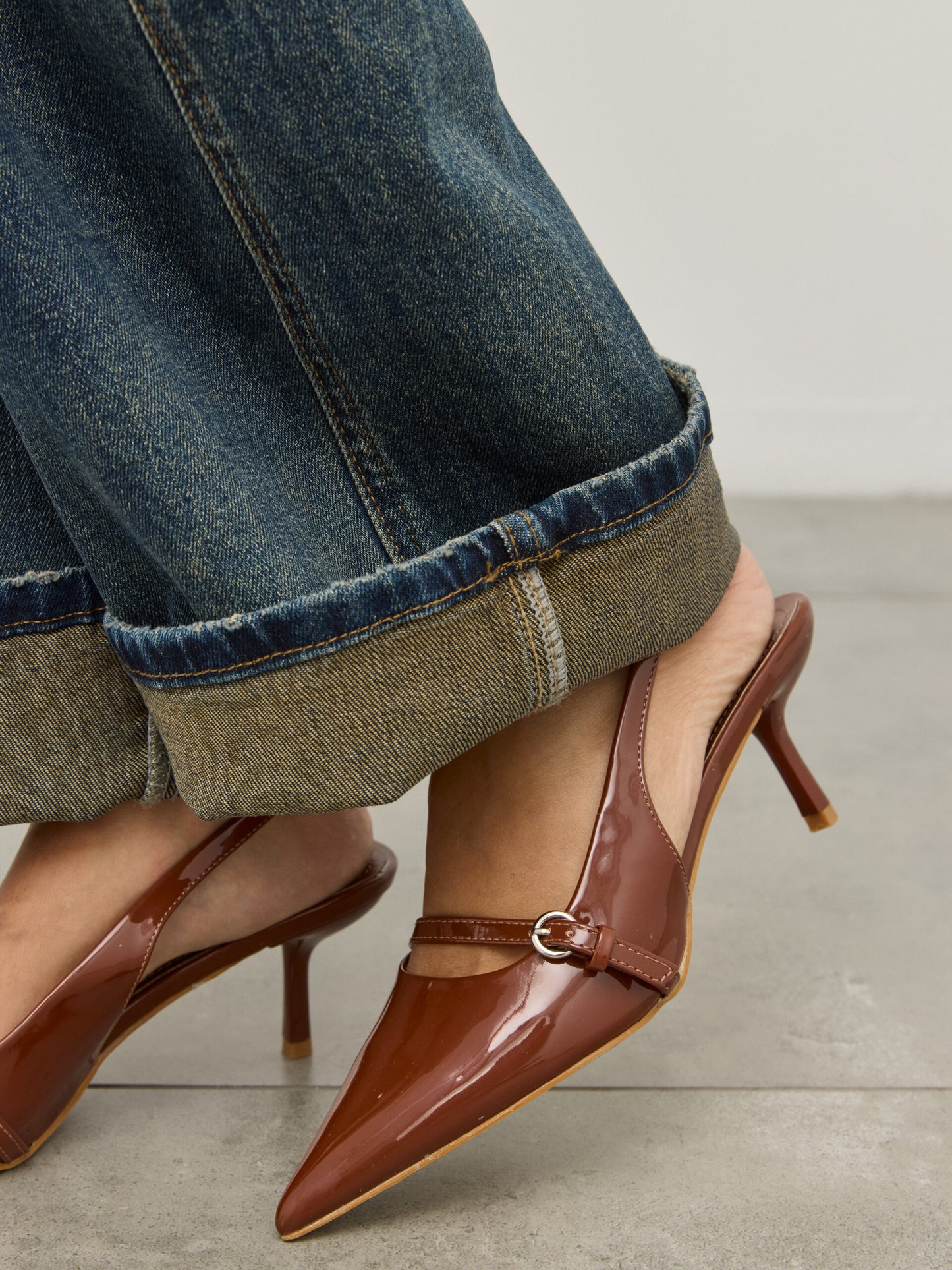 נעלי עקב שפיץ סנדי | חום לק