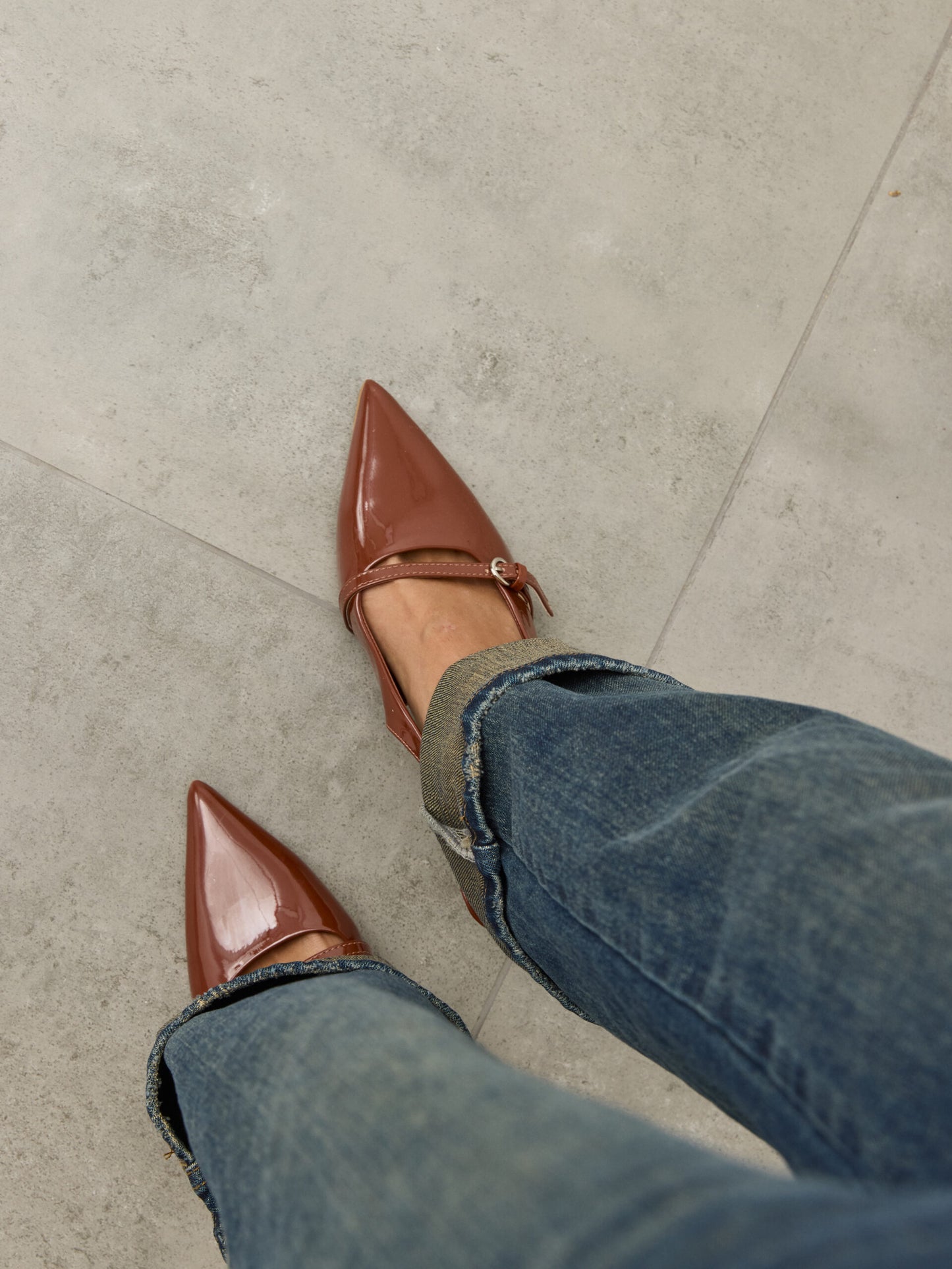 נעלי עקב שפיץ סנדי | חום לק